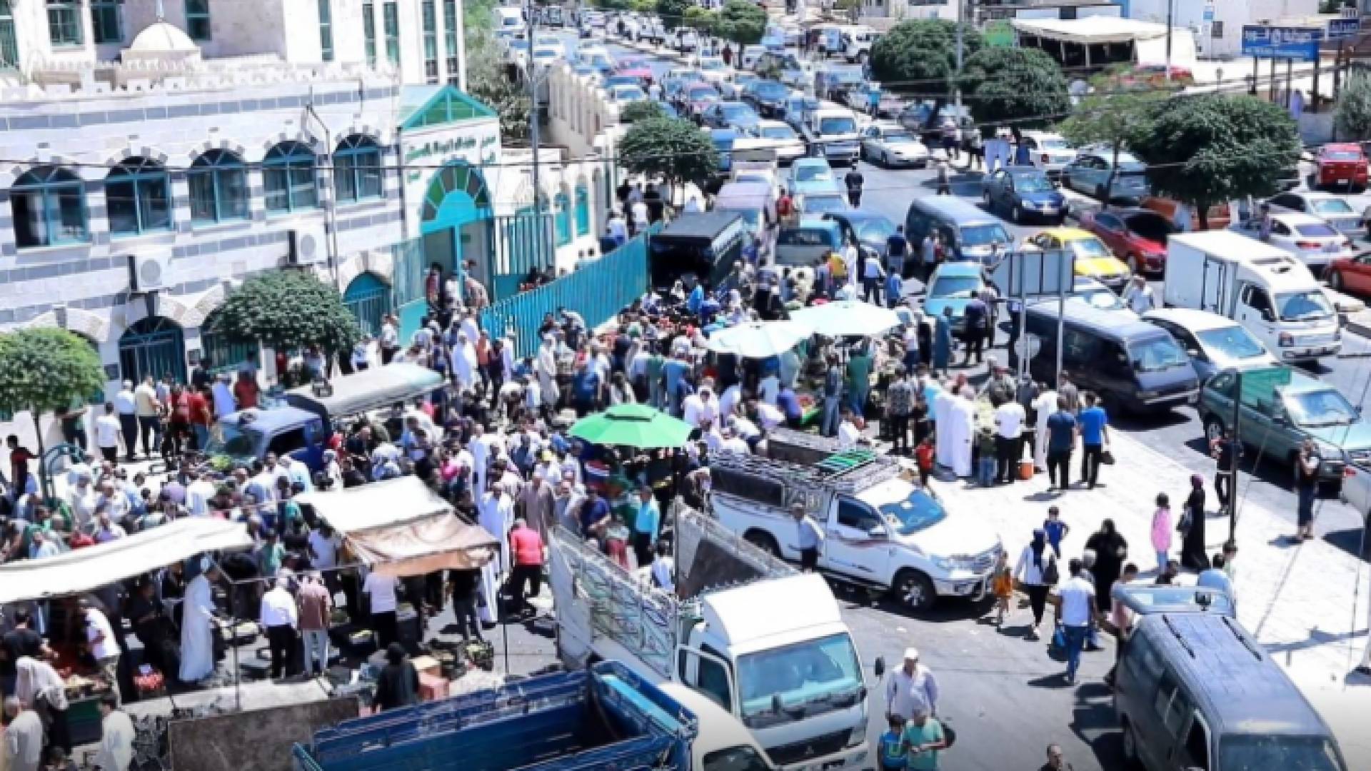 بسطات ومركبات منتشرة أمام مسجد مستشفى الأمير حمزة في العاصمة عمان