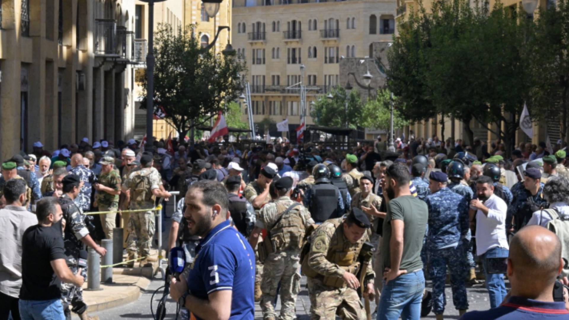 متقاعدون عسكريون أثناء اعتصامهم أمام مجلس النواب اللبناني