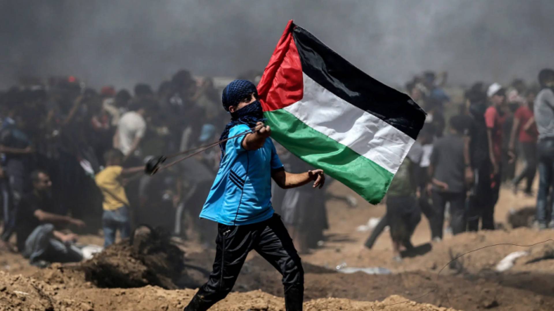 طفل يحمل العلم الفلسطيني