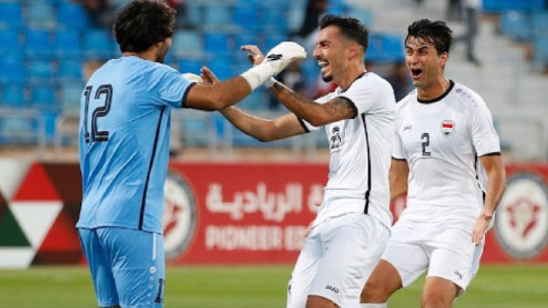 لاعبو المنتخب العراقي يحتفلون بالفوز على المنتخب السوري في البطولة الرباعية الدولية