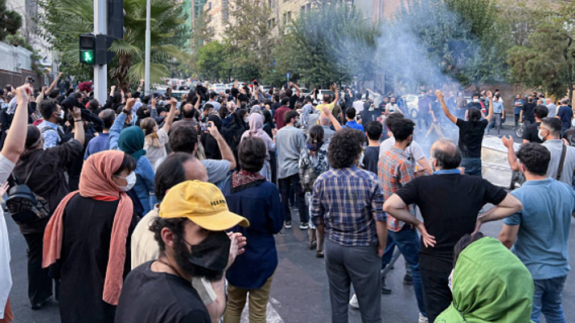 متظاهرون في أحد شوارع إيران