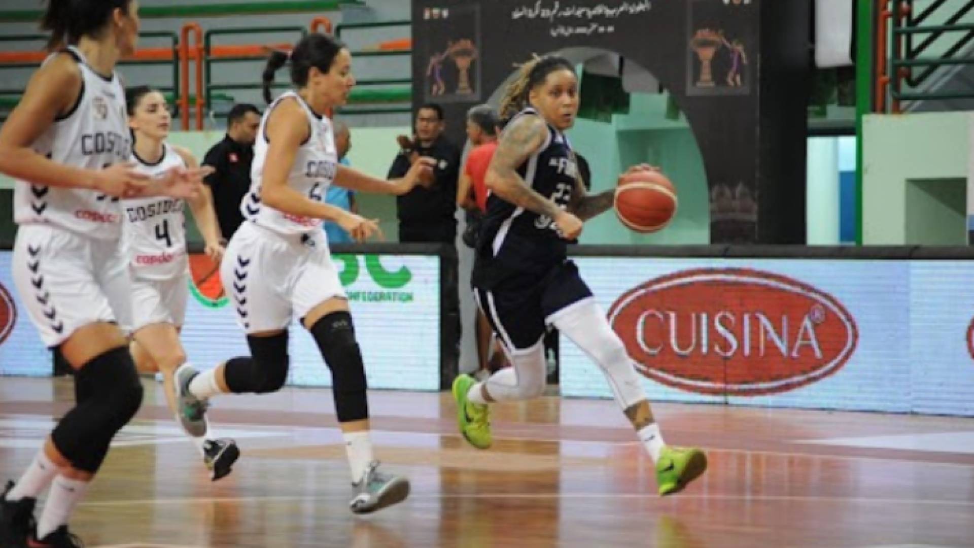صورة من مباراة شباب الفحيص وكوسيدار الجزائري في بطولة الأندية العربية لكرة السلة للسيدات