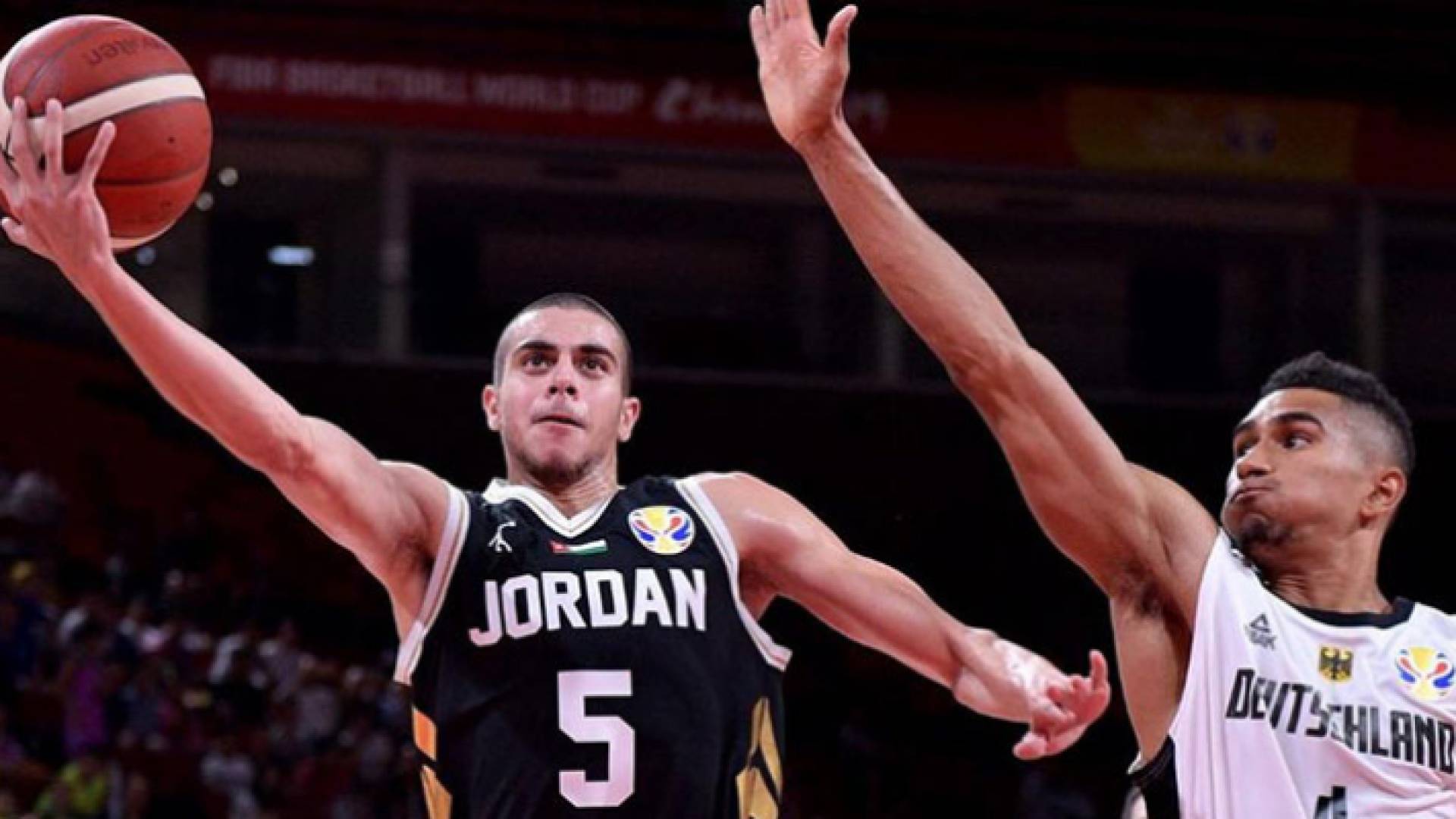 صورة للاعب المنتخب الوطني لكرة السلة فريدي إبراهيم (يسار) في مباراة سابقة