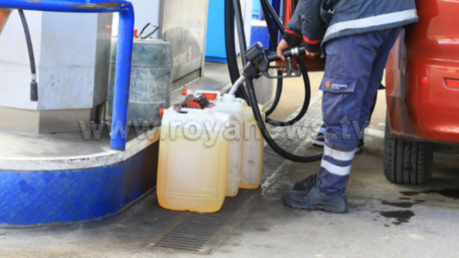 عامل في محطة محروقات