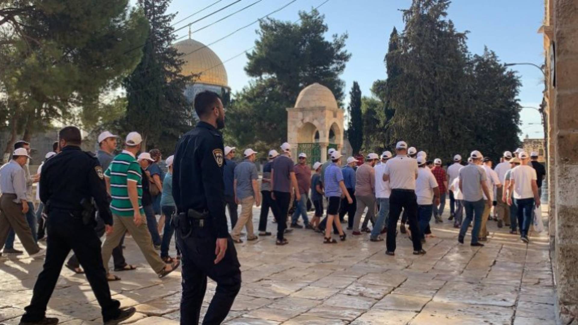 صورة أرشيفية لمستوطنين يقتحمون المسجد الأقصى بحماية شرطة الاحتلال