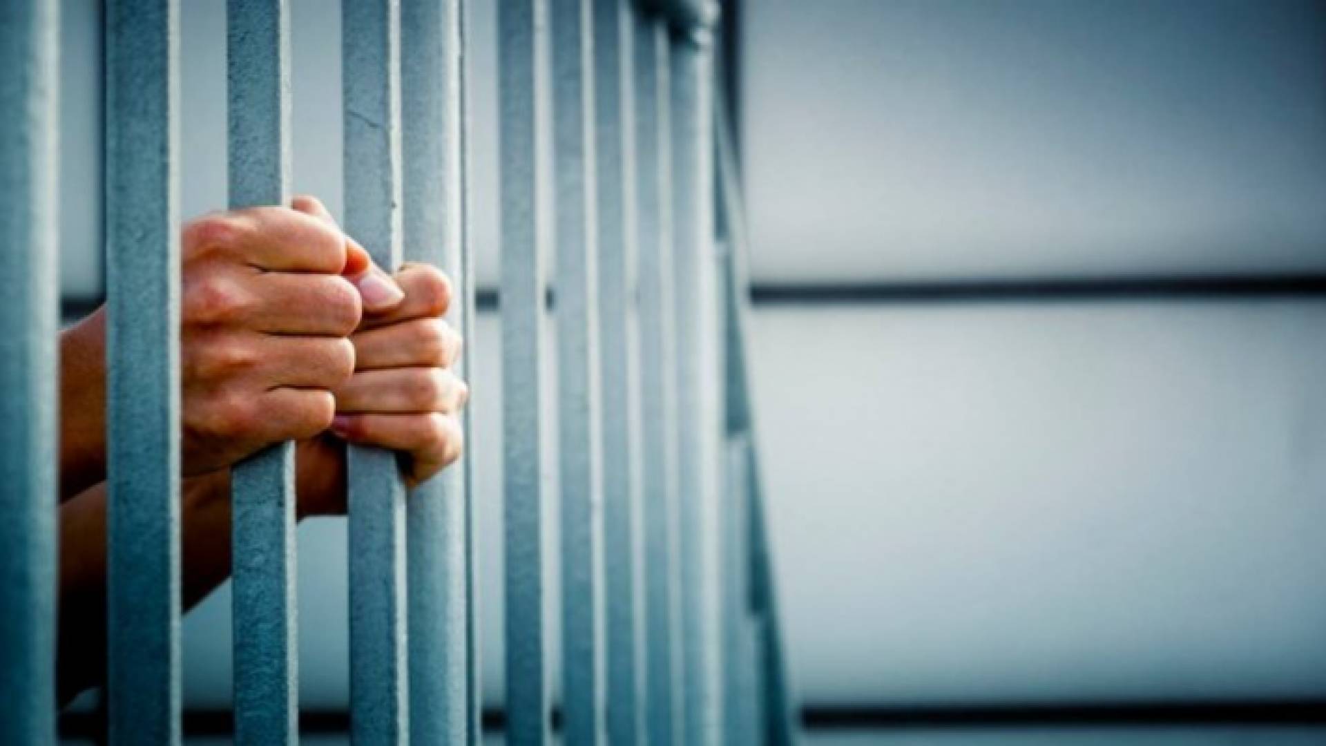صورة تعبيرية لشخص خلف القضبان