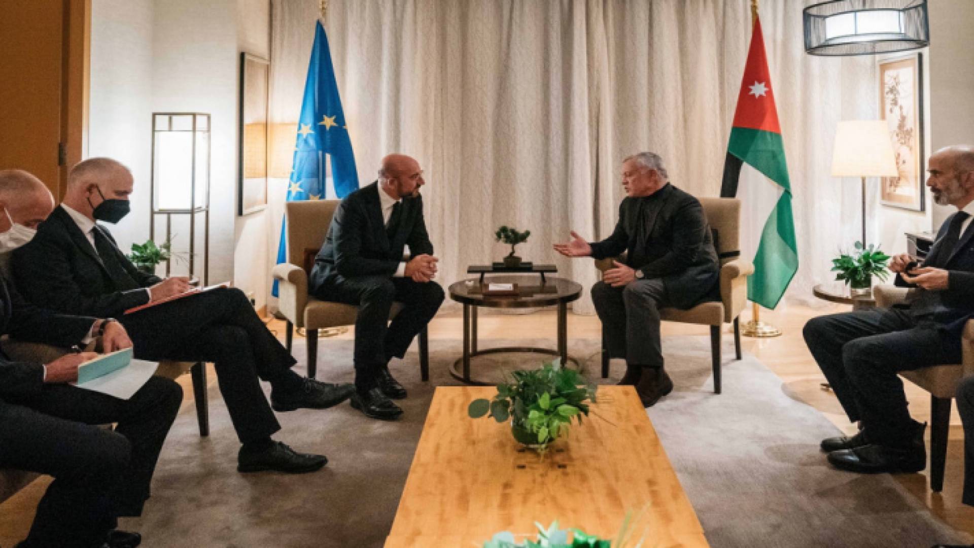 جلالة الملك عبدالله الثاني أثناء لقائه رئيس المجلس الأوروبي شارل ميشيل