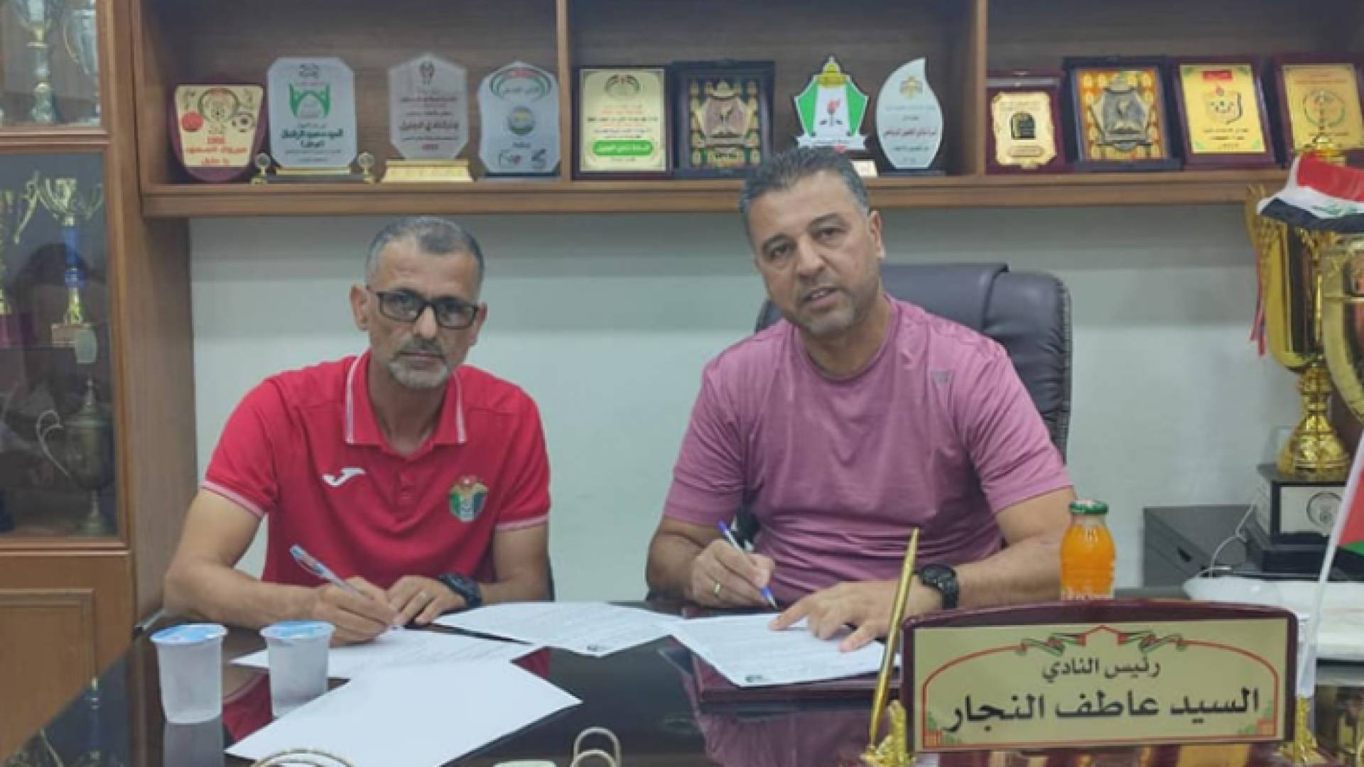 جانب من حفل التوقيع