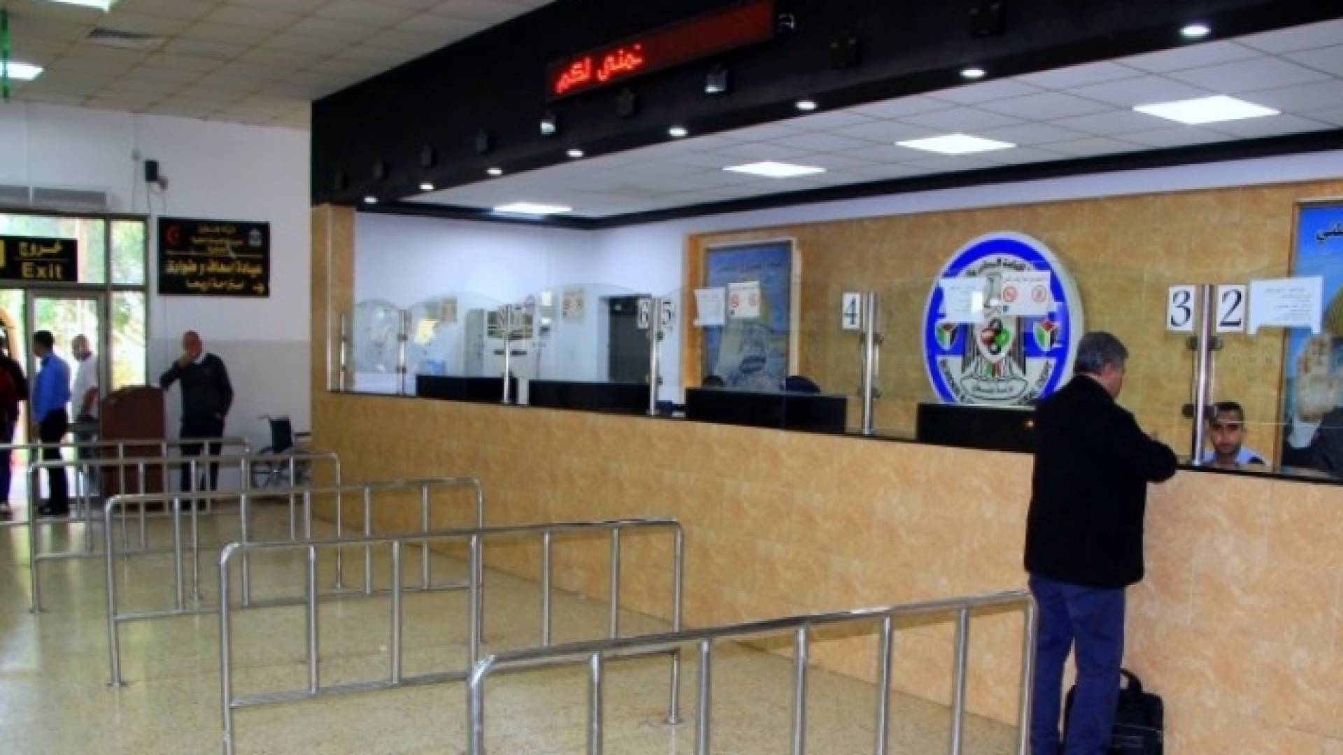 أحد المسافرين في معبر الكرامة