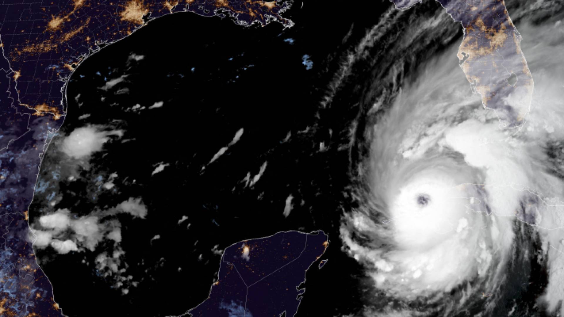 مقطع توضيحي لإعصار إيان