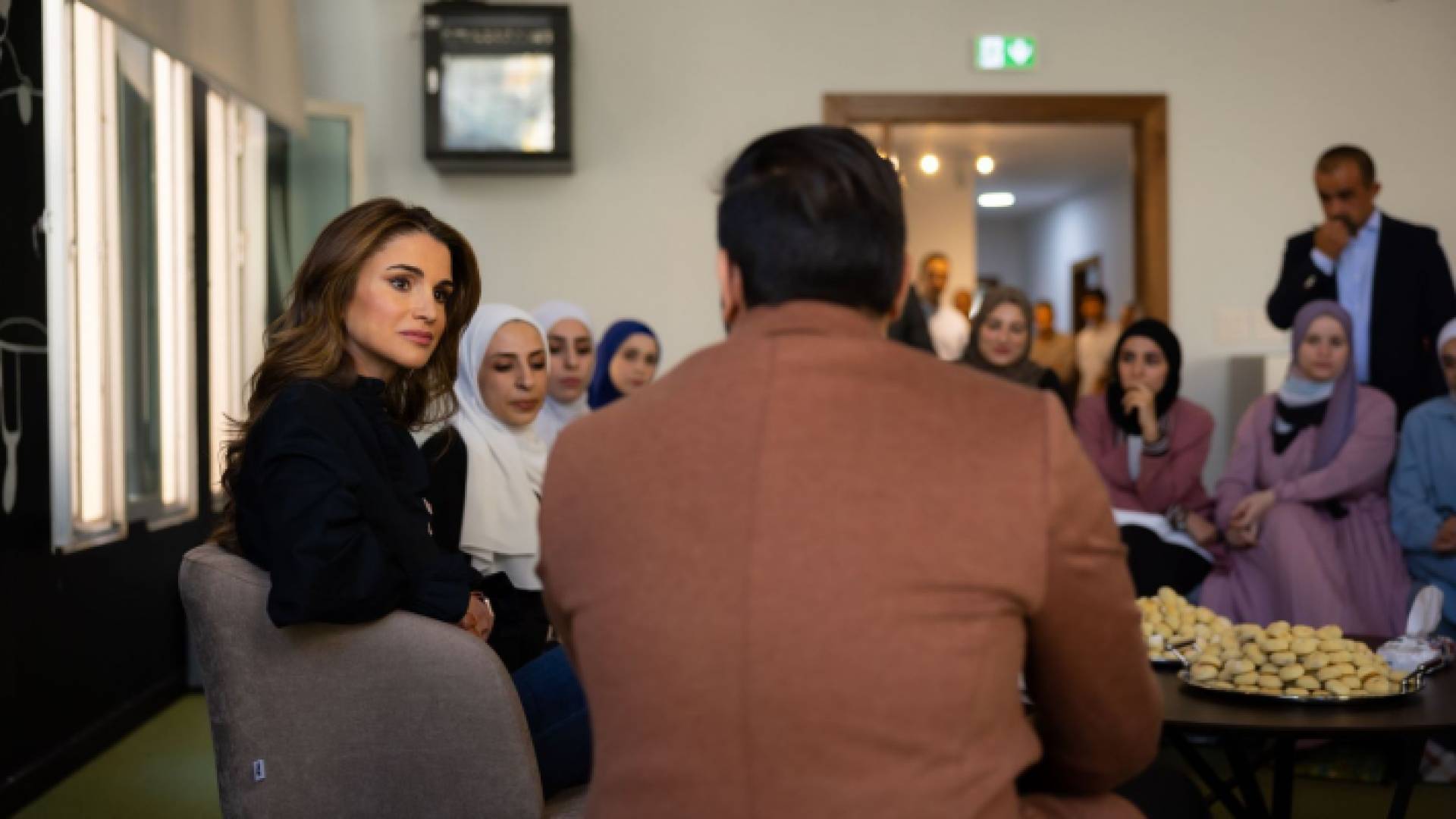 جانب من حضور الملكة رانيا لمركز بناء المهارات في محافظة الطفيلة