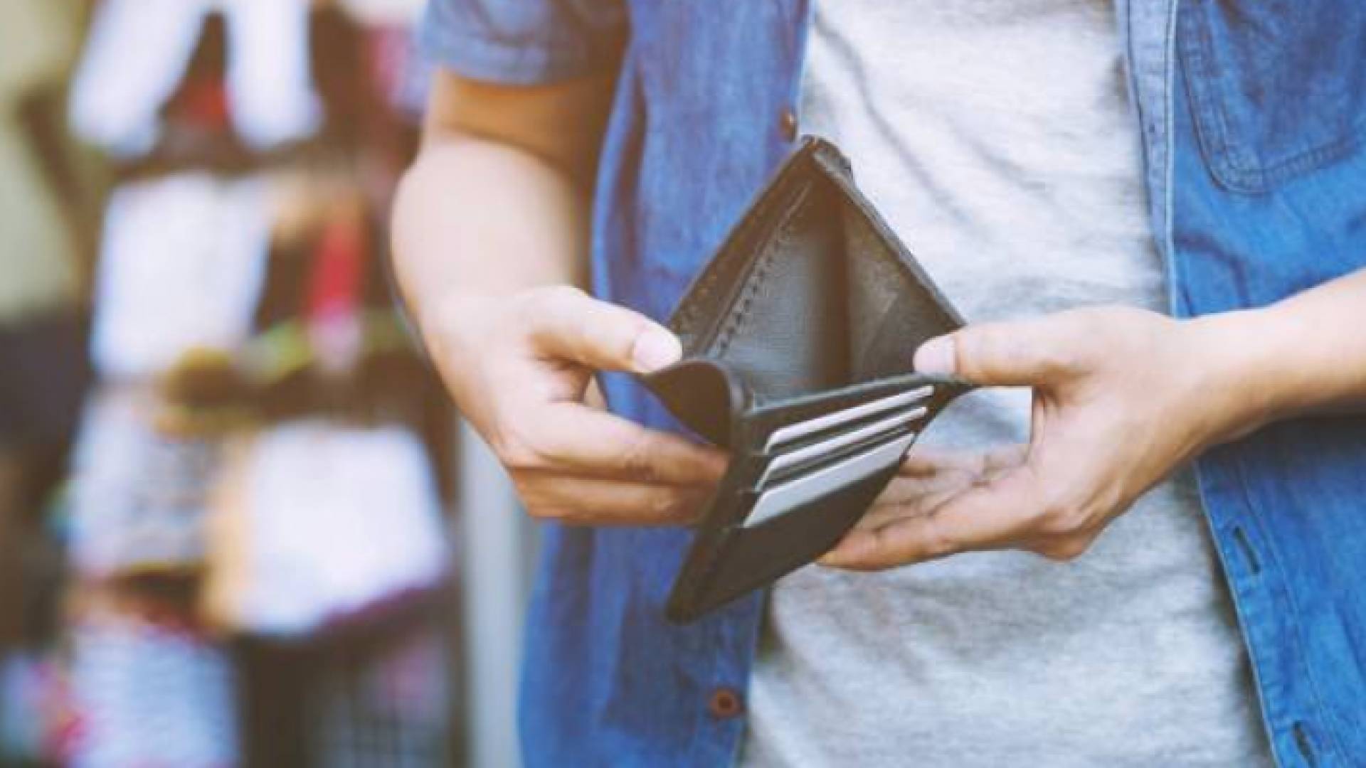 شخص يحمل محفظته