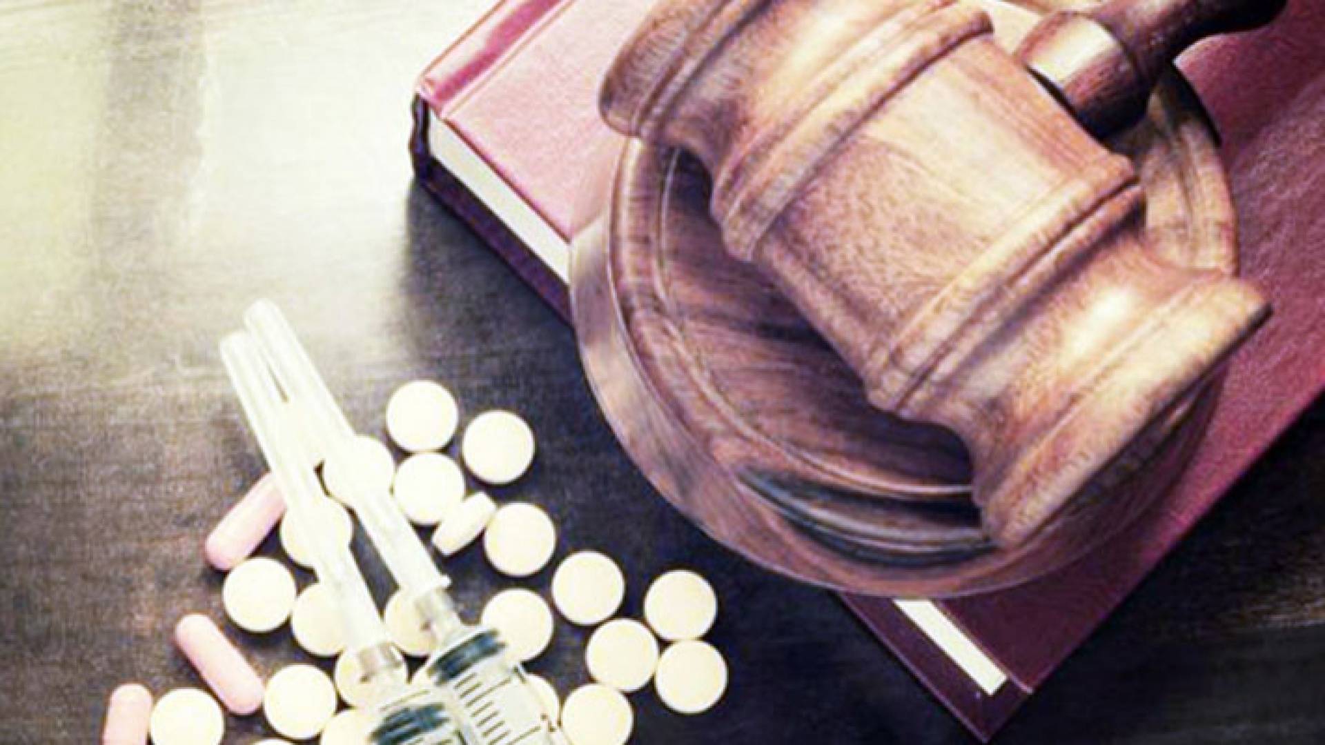 صورة تعبيرية لمطرقة قاض ومخدرات