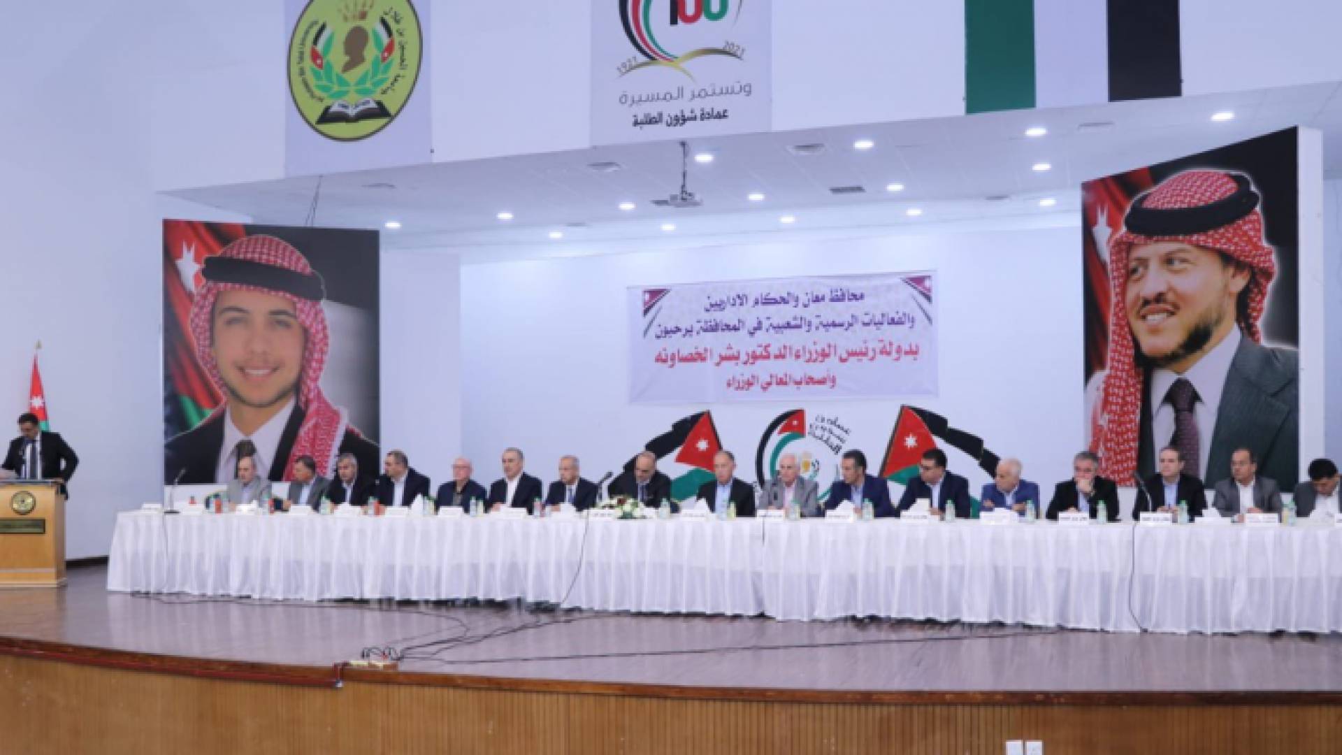 رئيس الوزارء بشر الخصاونة أثناء لقائه بوجهاء معان