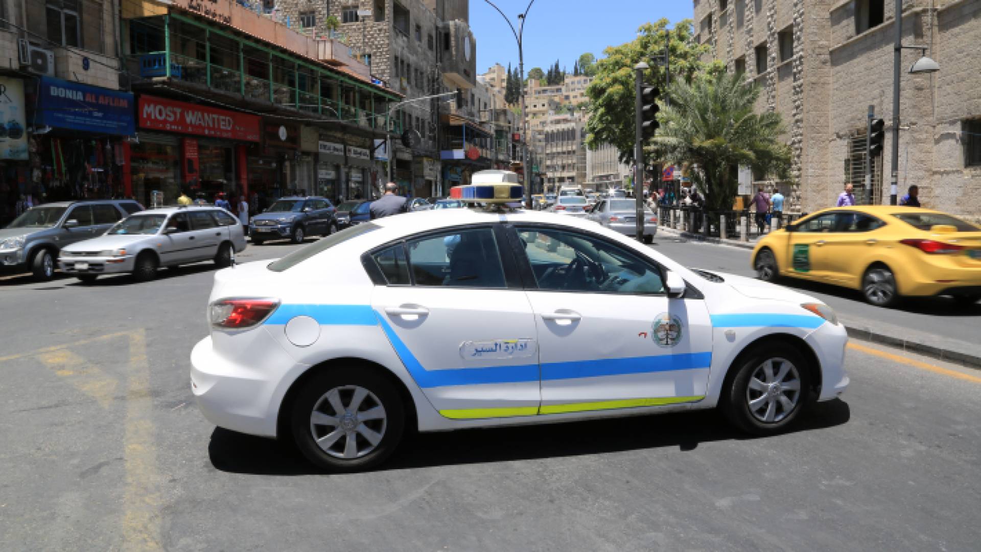 مركبة تابعة لإدارة السير