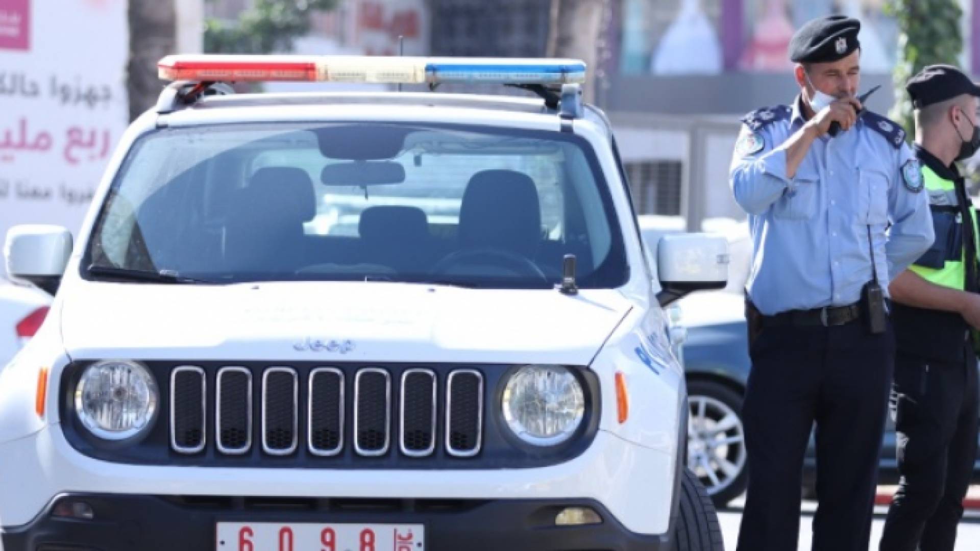 صورة أرشيفية لأحد عناصر الشرطة الفلسطينية