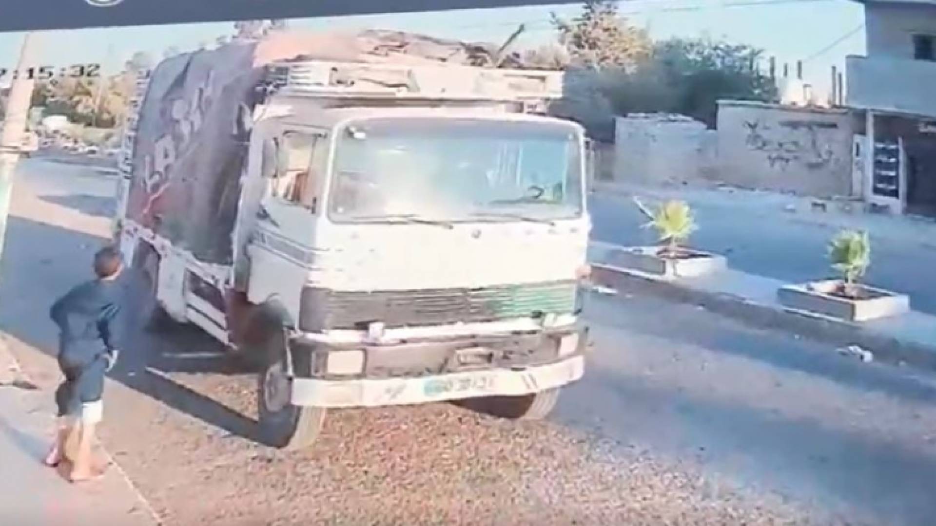 طفل معاني يستعد للقفز داخل الشاحنة