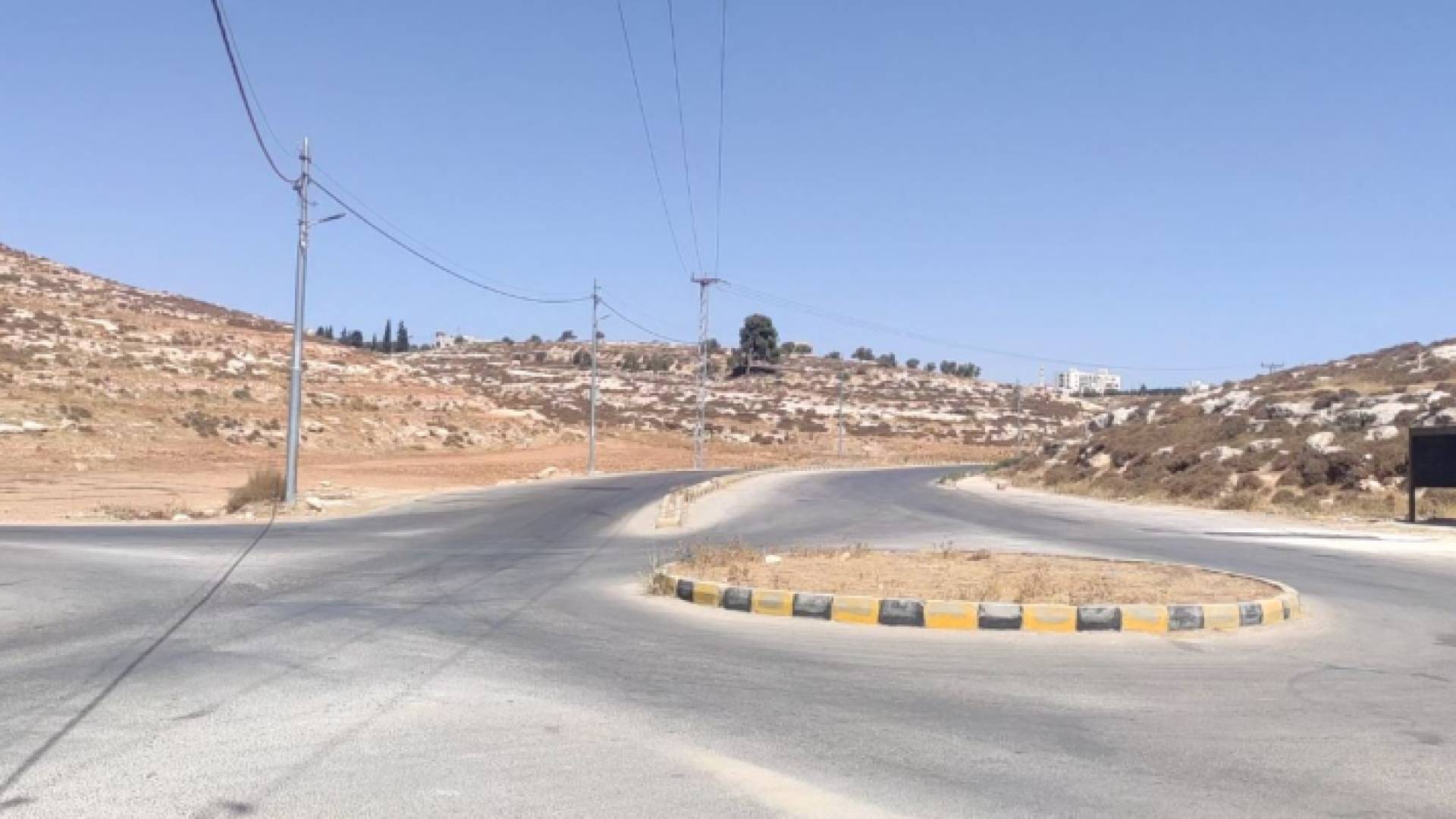 دوار على مدخل بلدة الروضة