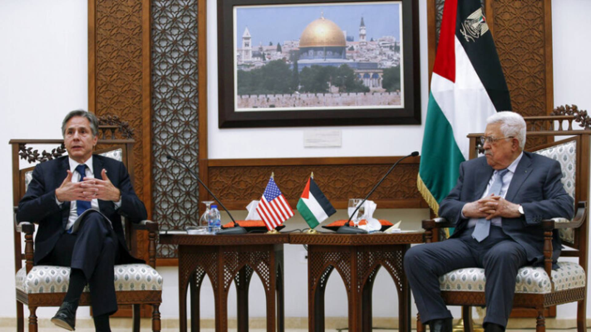 الرئيس الفلسطيني محمود عباس إلى جانب وزير الخارجية الأمريكي أنتوني بلينكن