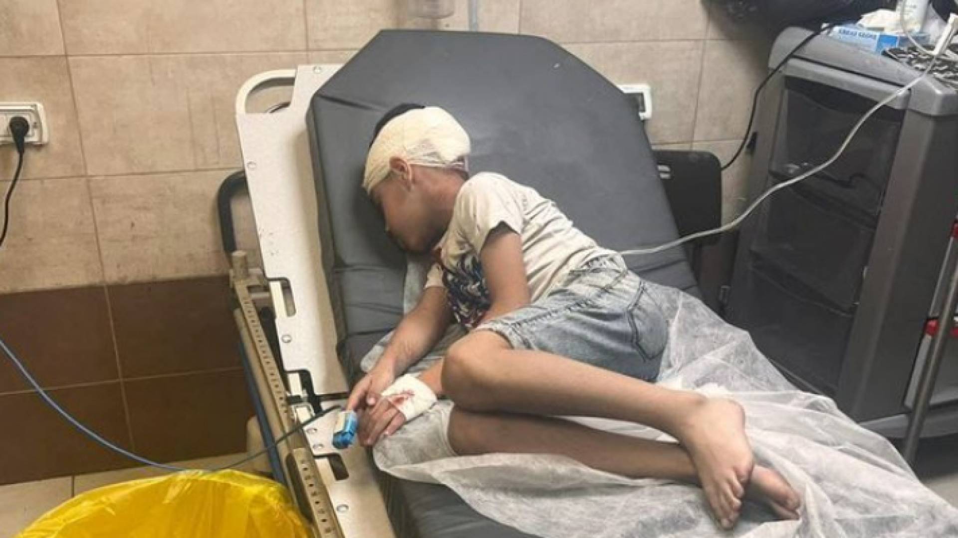 الطفل المصاب برصاص الاحتلال في أحد المستشفيات