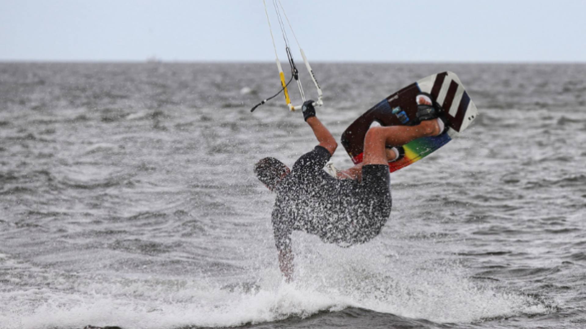 صورة تظهر رجلا يقوم بالتزلج الشراعي