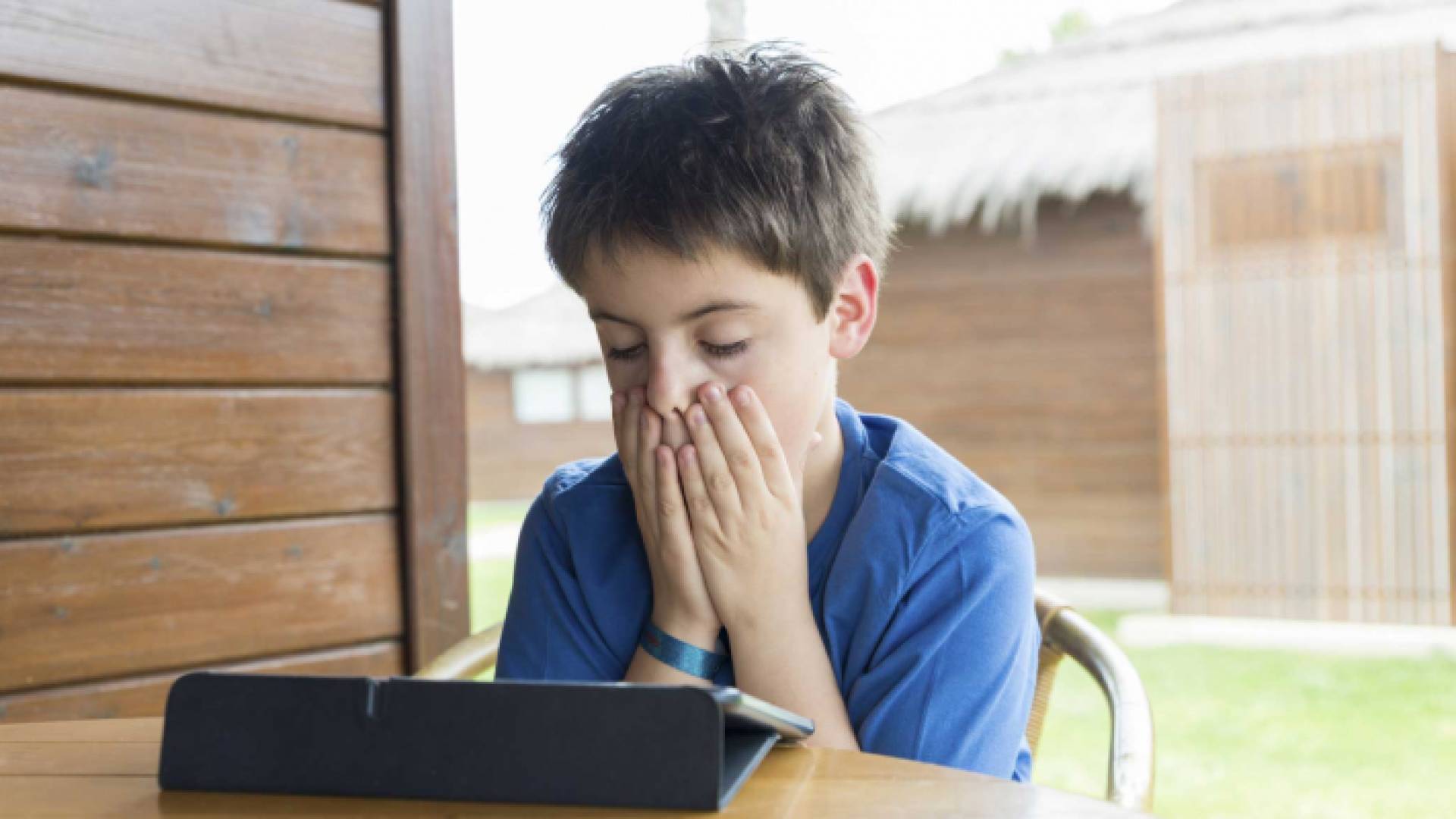 طفل أمام جهاز الحاسوب