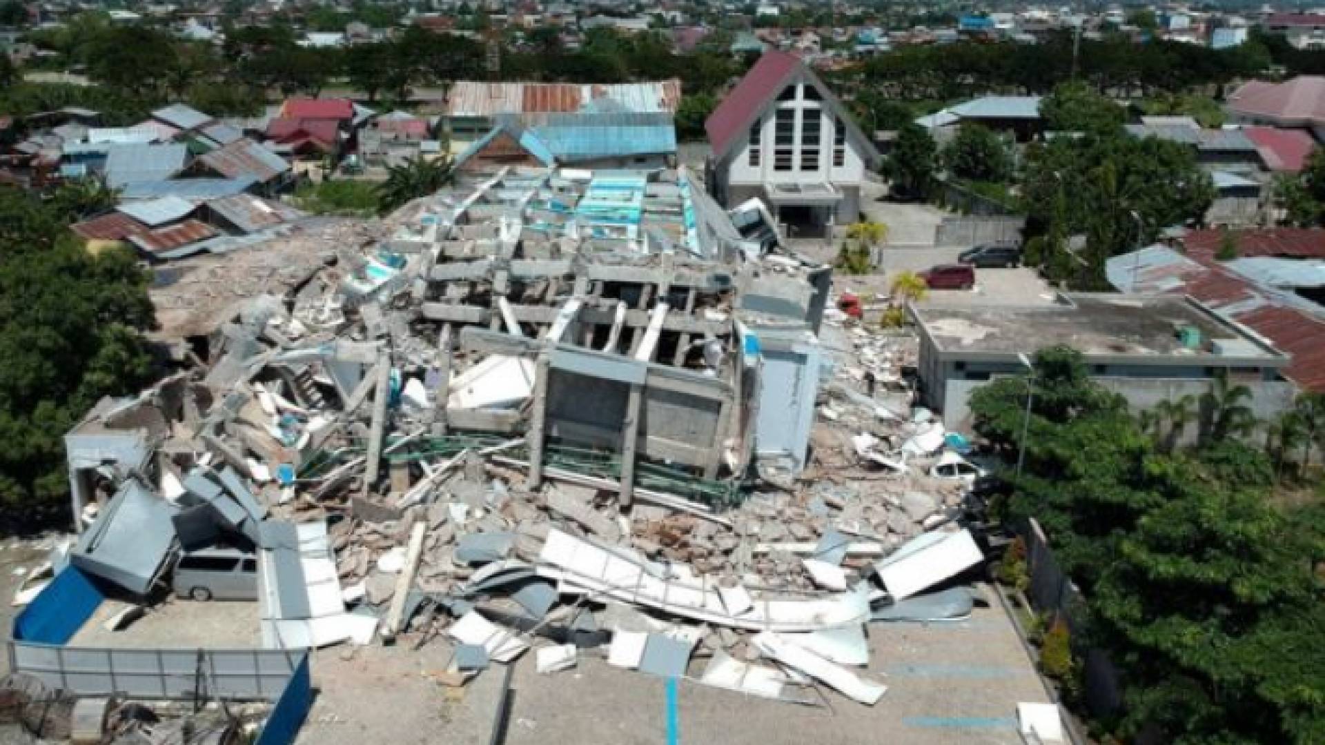 آثار دمار خلفة الزلزال الذي ضرب أندونيسيا