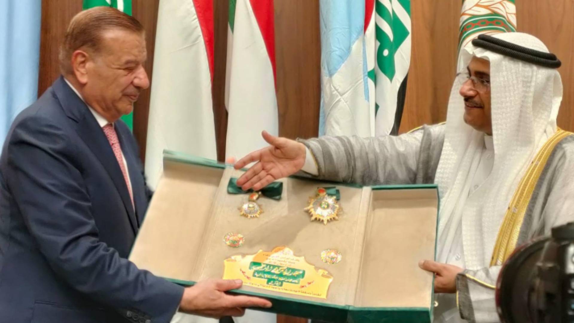 البرلمان العربي يمنح الدغمي وسام التميز العربي