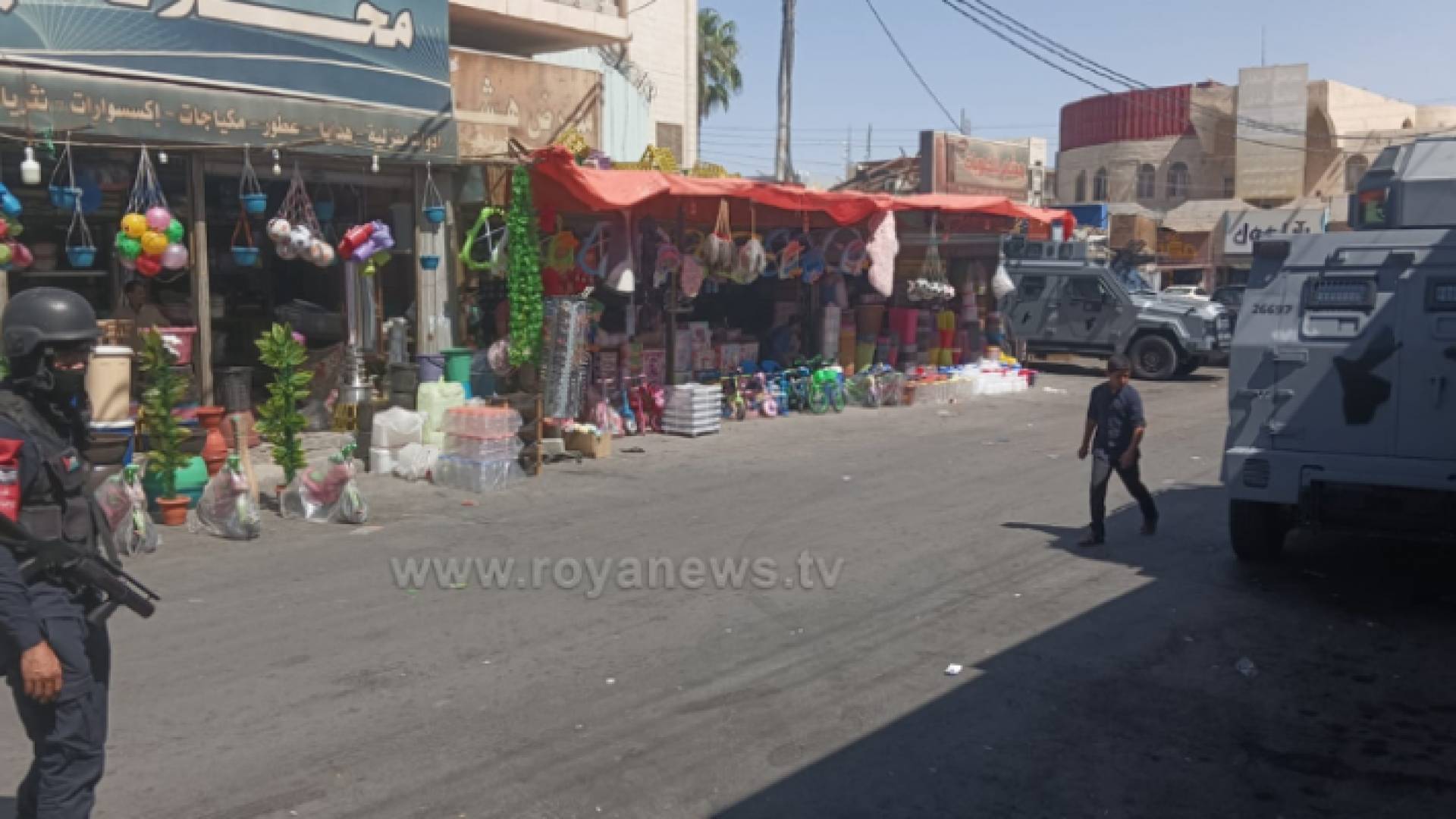 رجال أمن من مكان الحادث