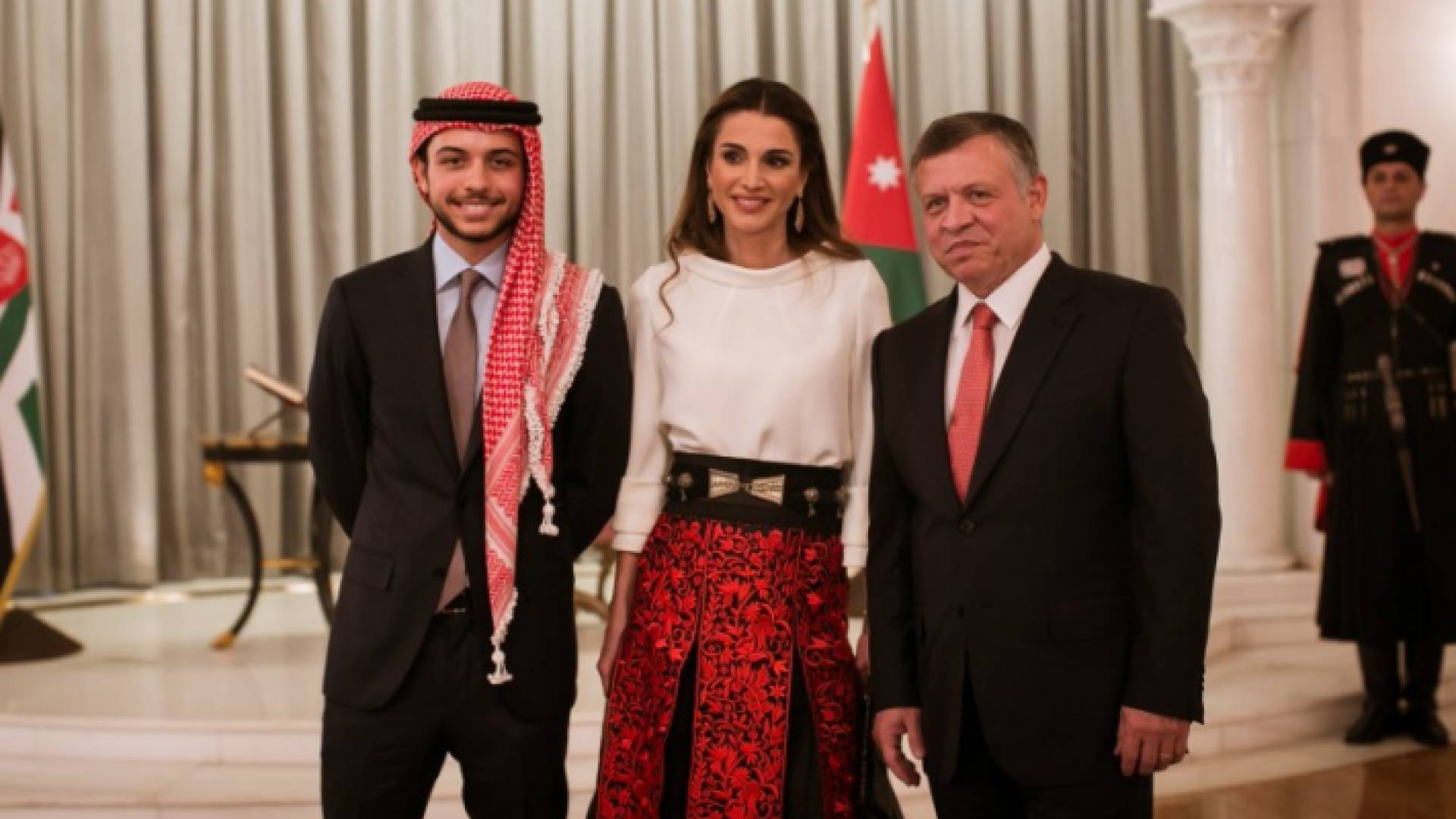 الملك برفقة الملكة وللي العهد