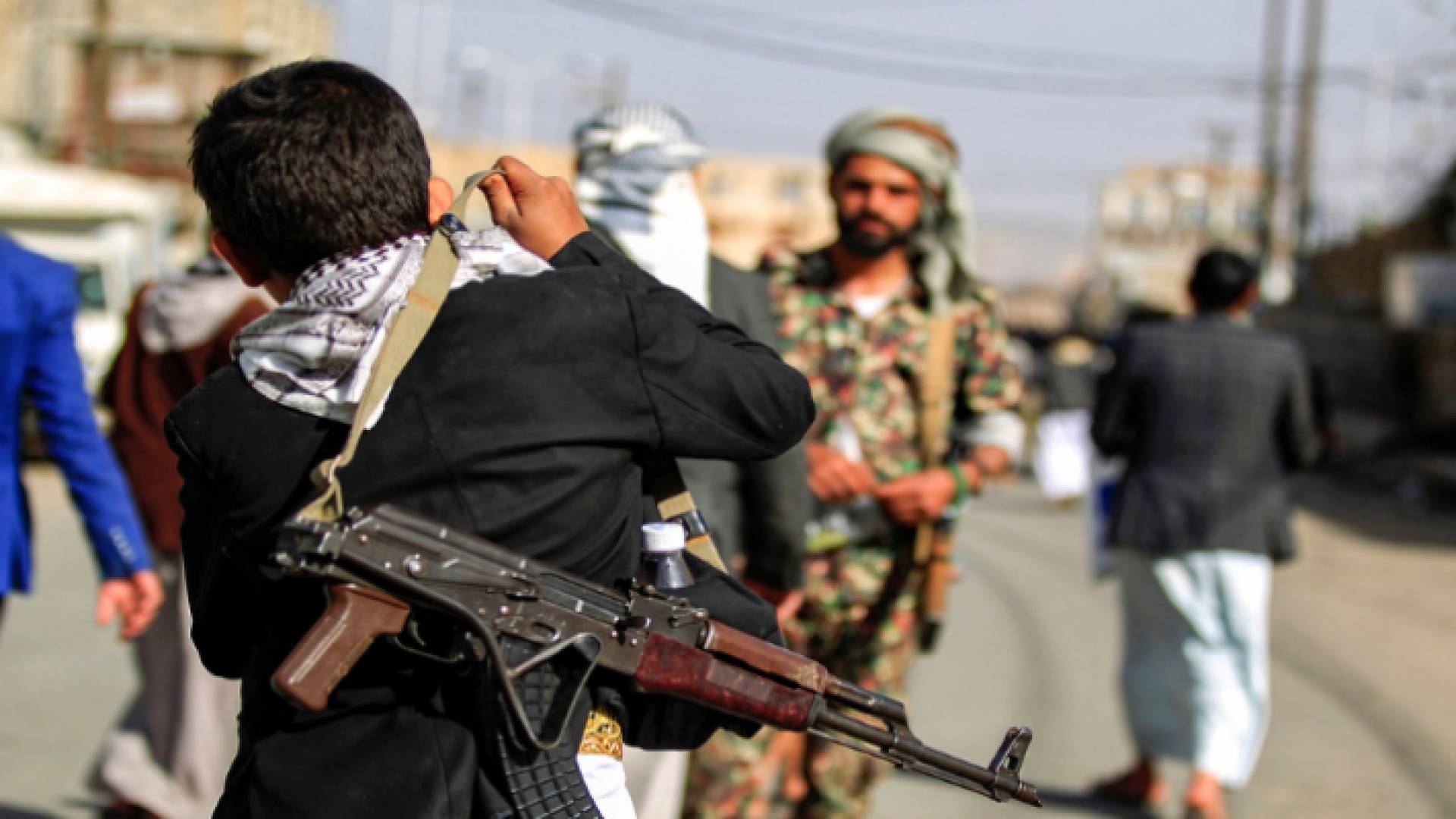 يمني يحمل سلاحا أوتوماتيكيا