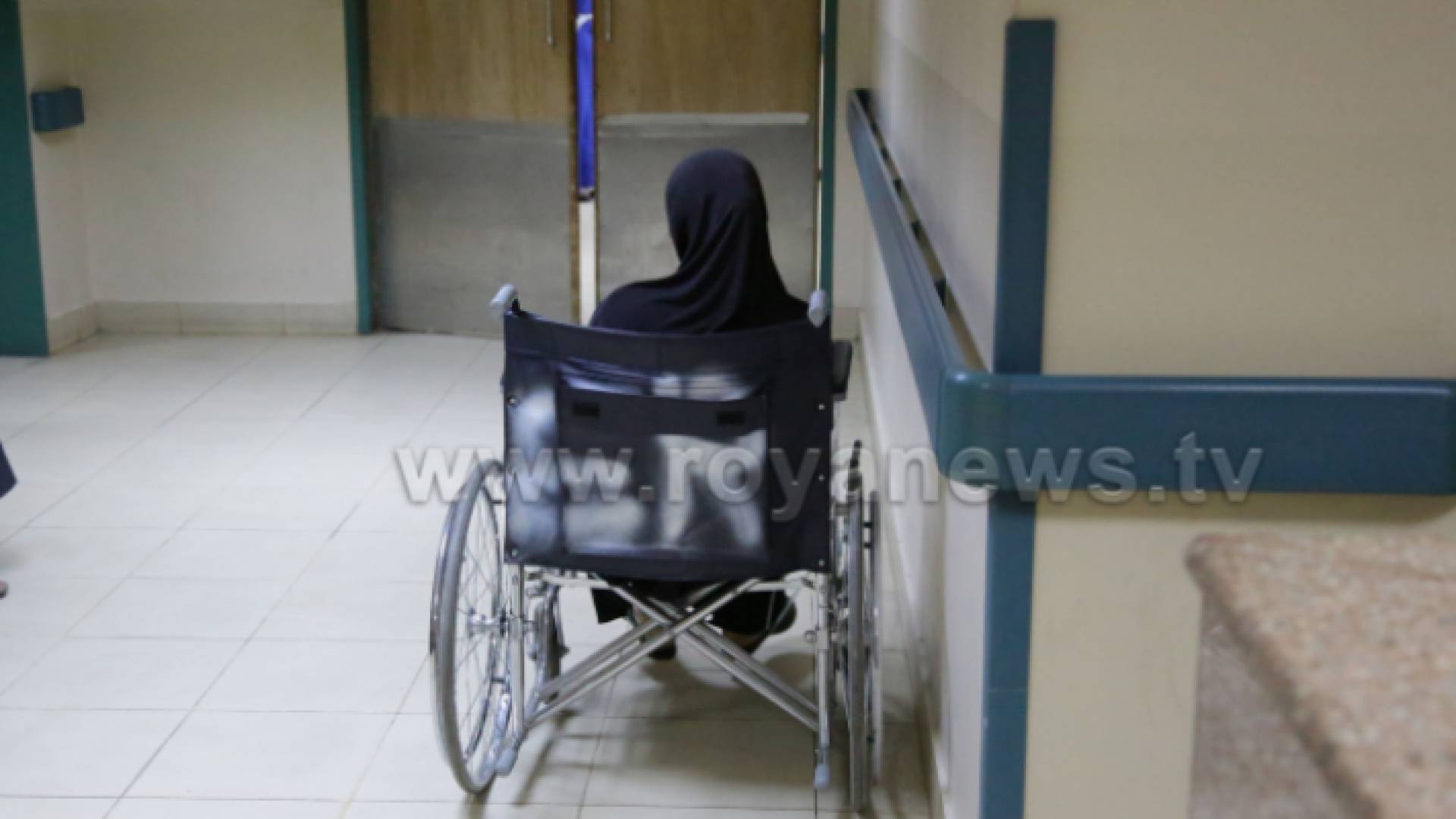 مريضة داخل إحدى المستشفيات