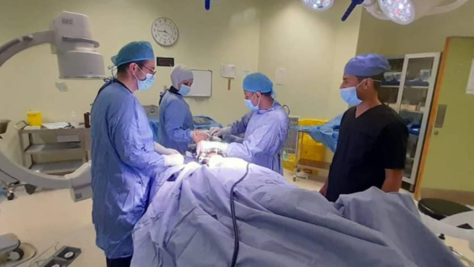الفريق الطبي أثناء إجراء العملية الجراحية