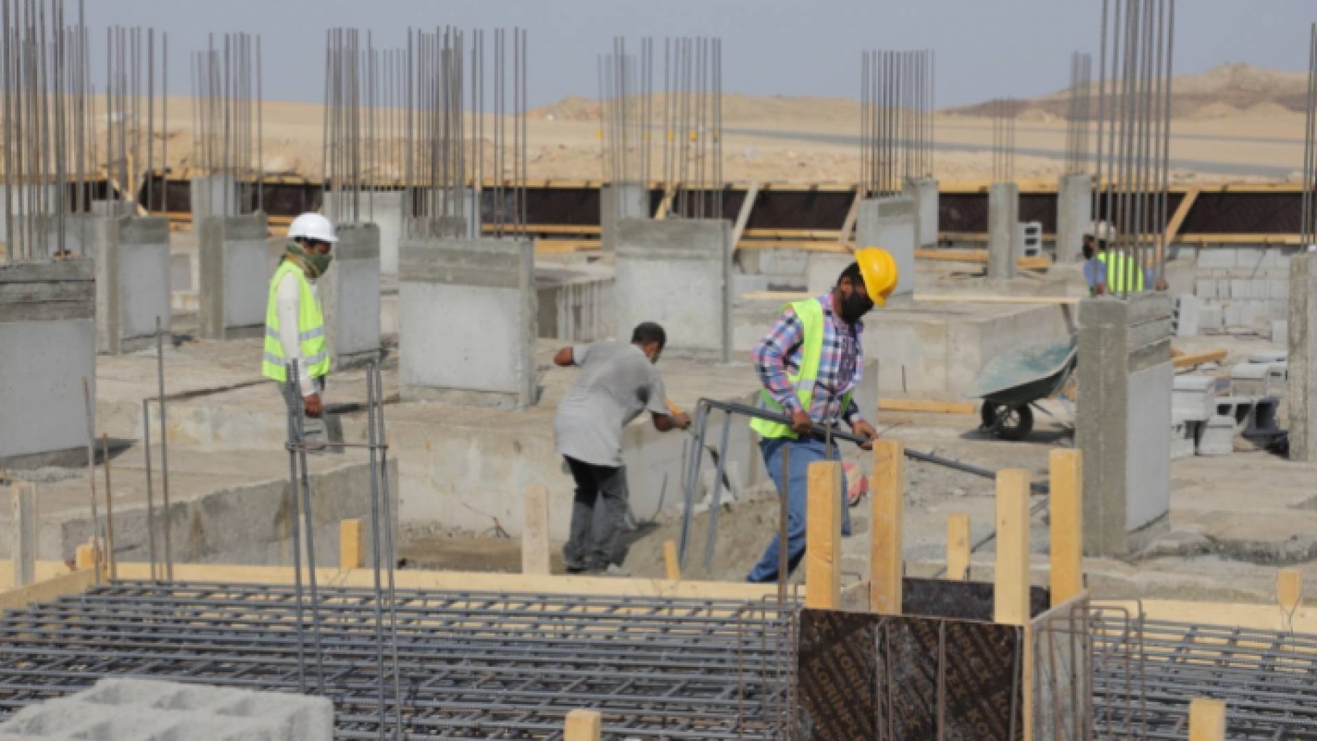 عمال بناء في أحد المشاريع السكنية