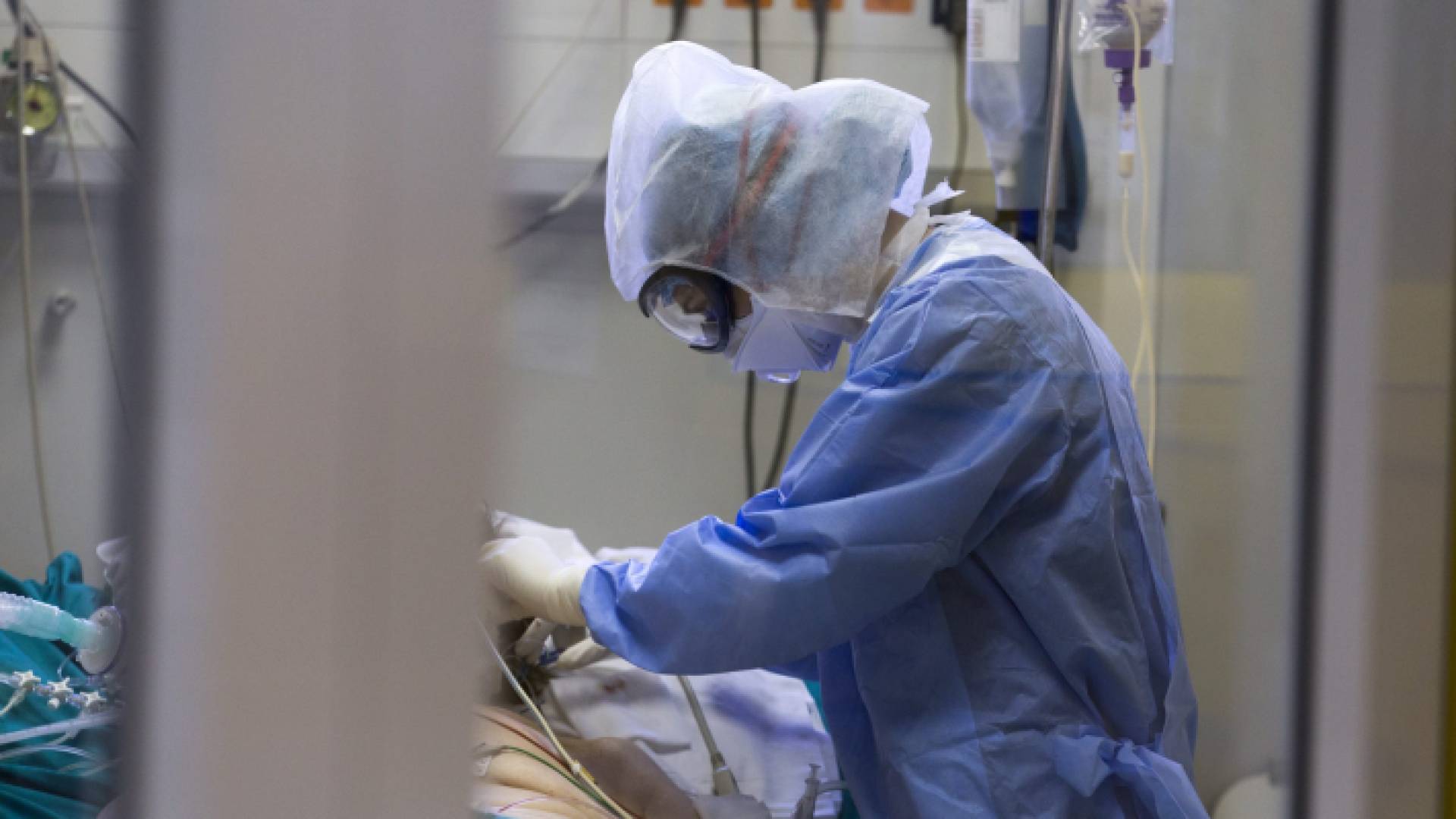 طبيب أثناء علاجه أحد مصابي كورونا