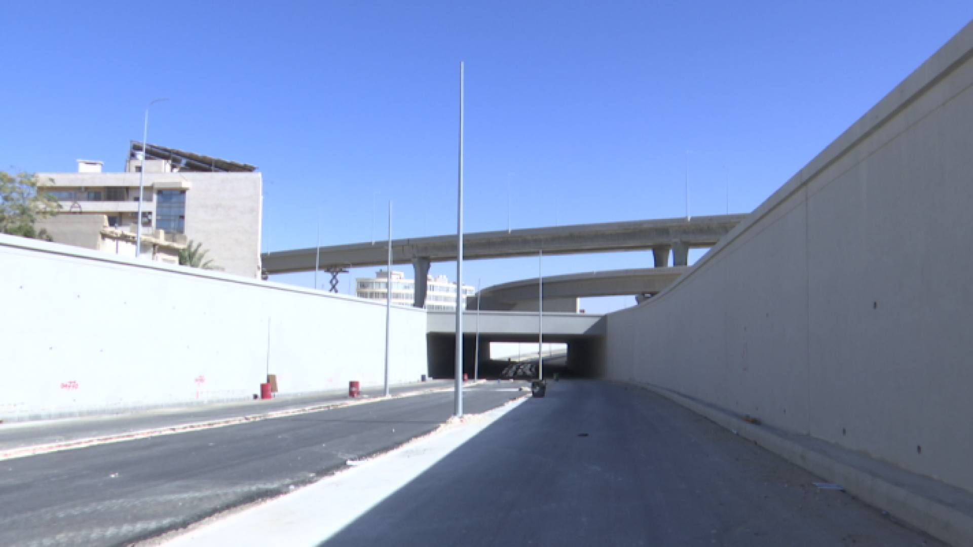 جانب من العمل في تقاطع الإرسال