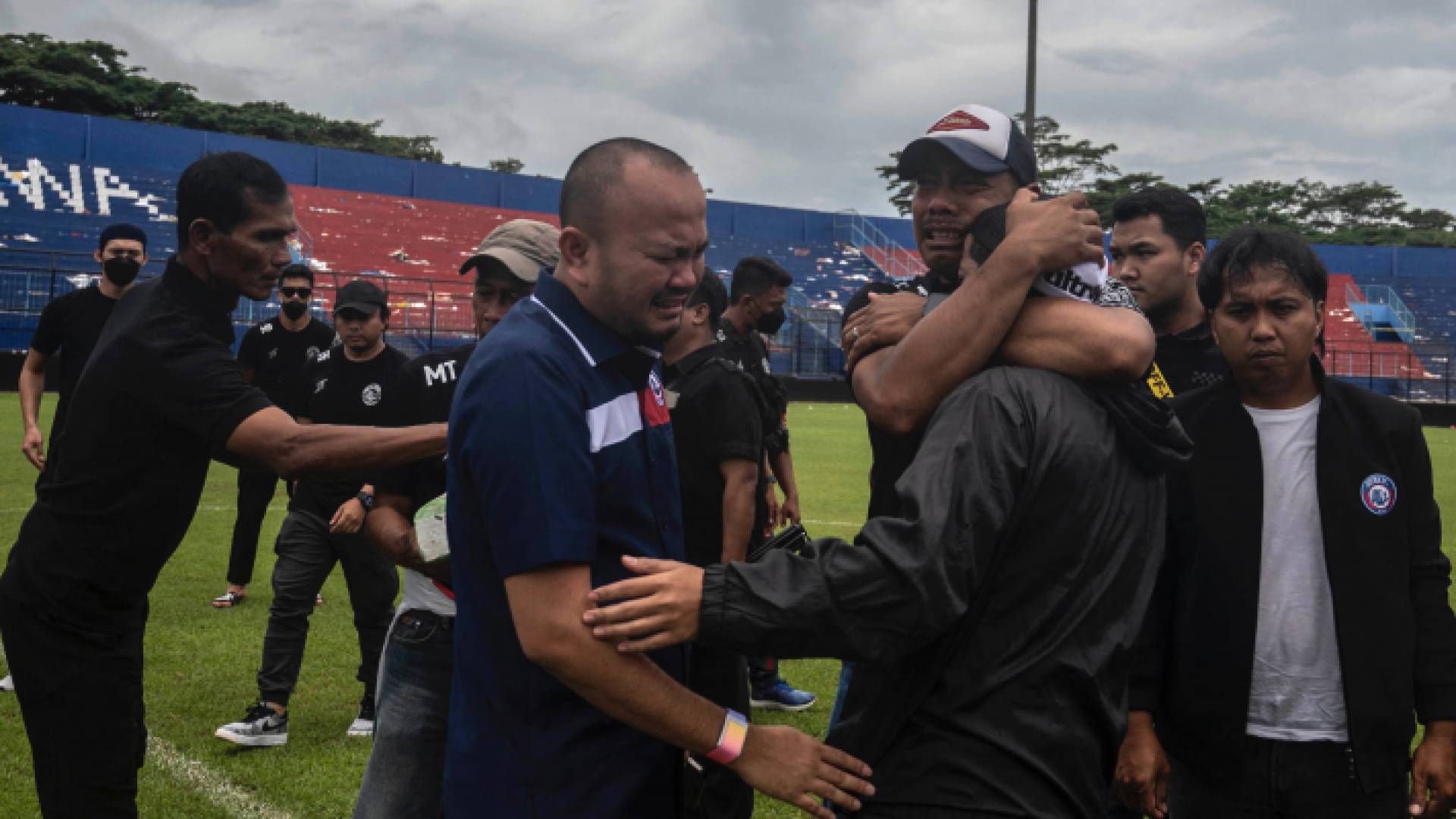 شخص يبكي عقب أحداث الشغب في أندونيسيا