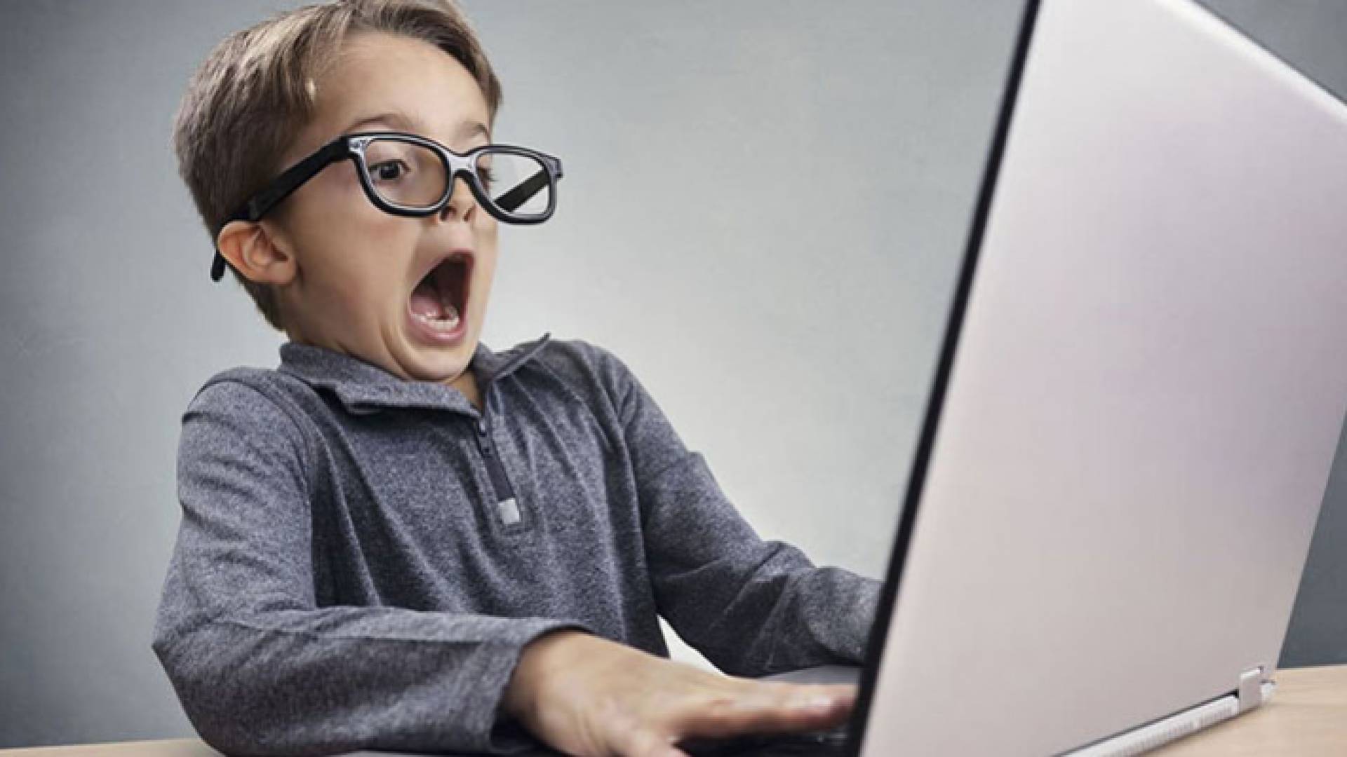 طفل يتعرض لمحتوى إلكتروني من خلال الحاسوب المحمول