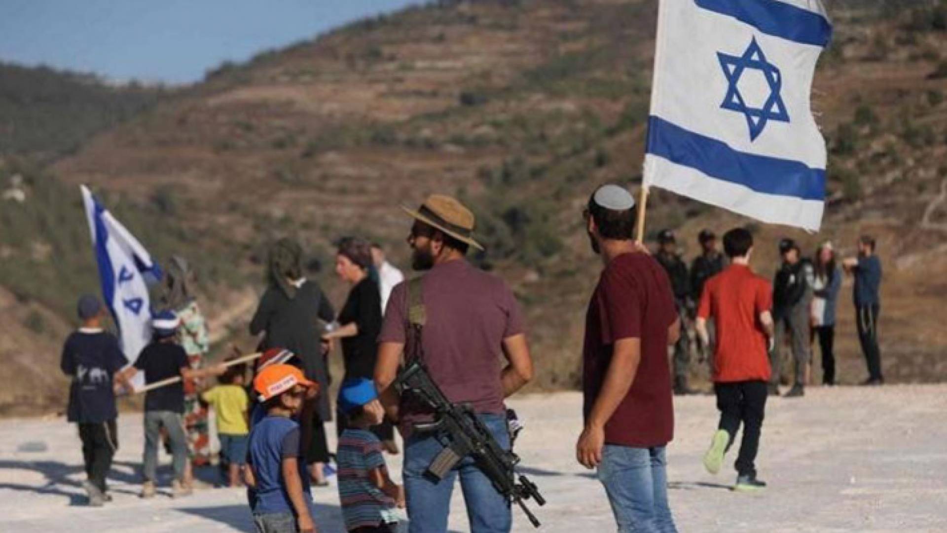 مستوطنون يحملون علم الاحتلال الإسرائيلي