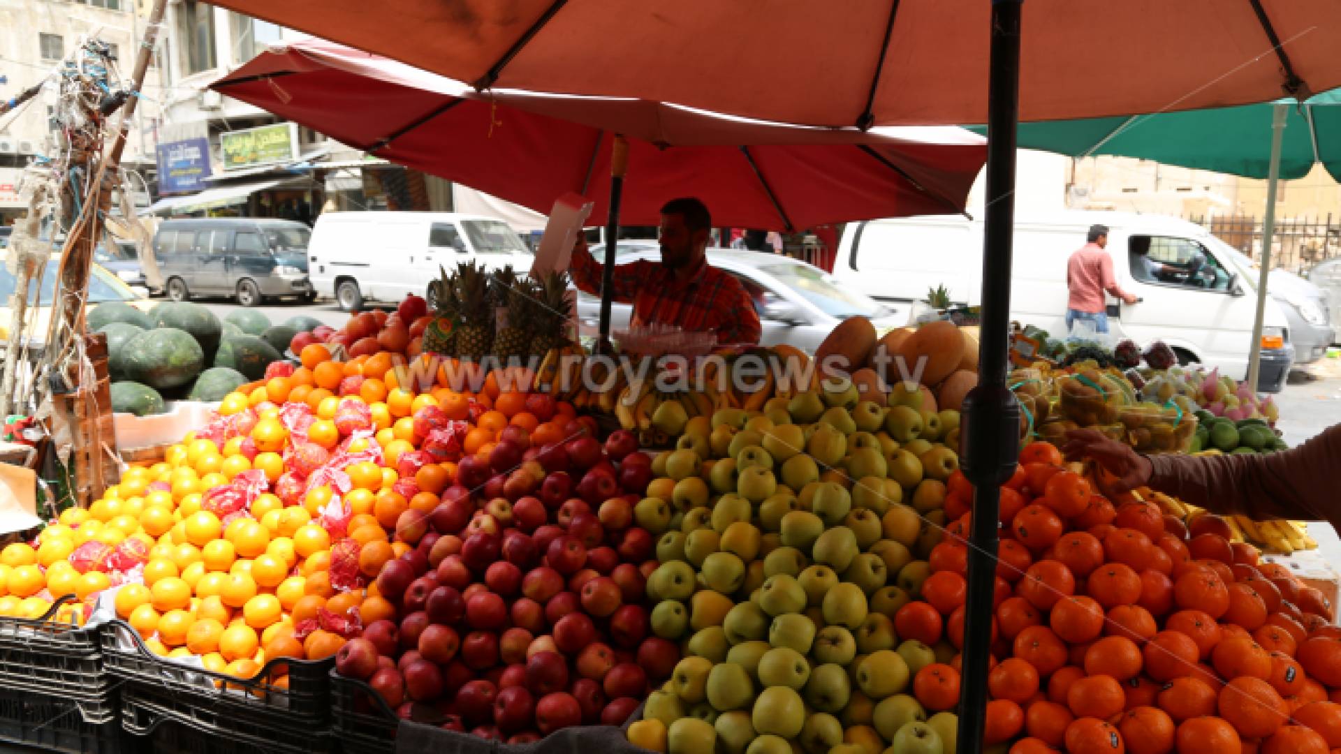أصناف من الخضراوات والفواكه في أحد الأسواق المحلية