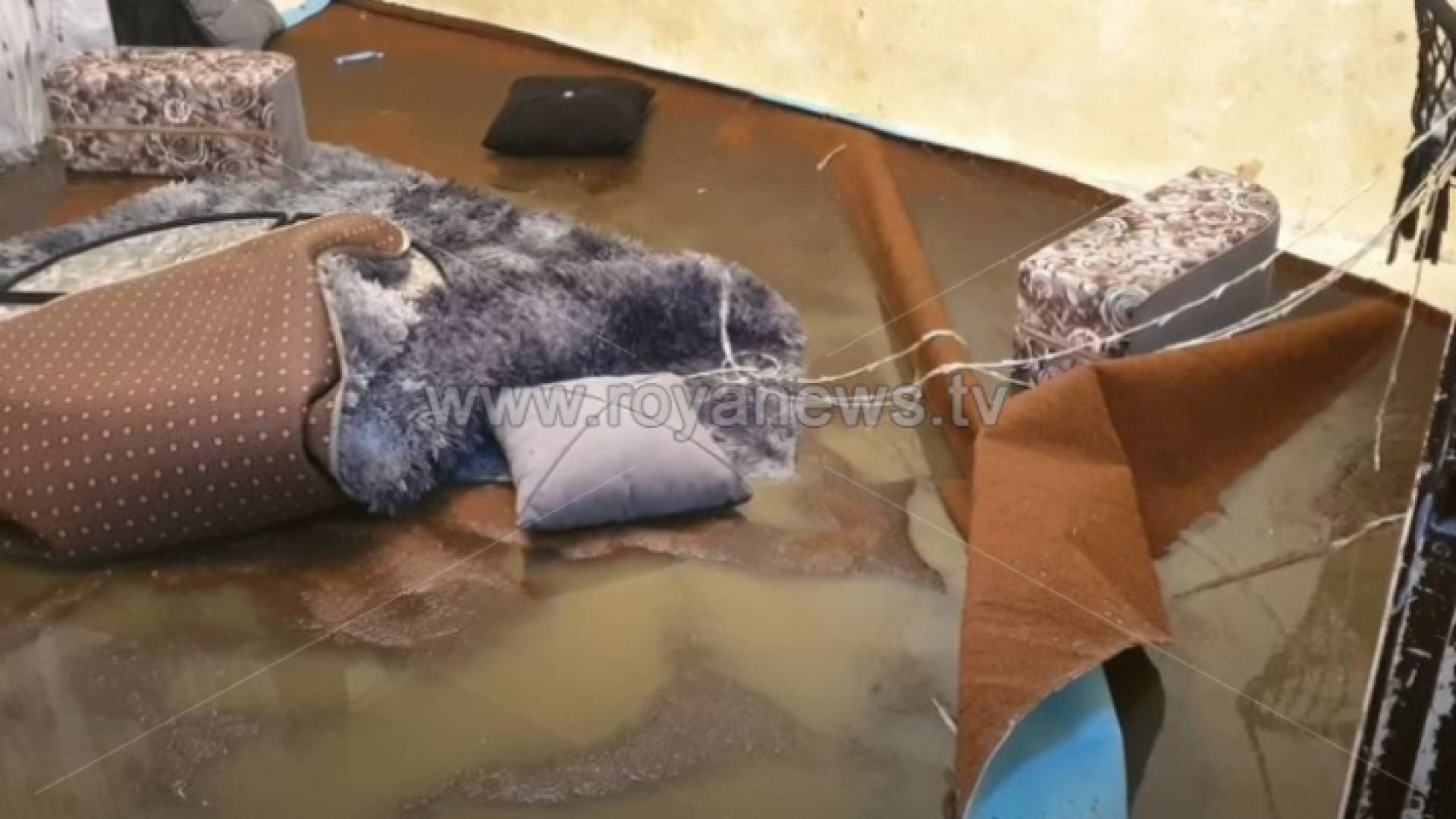 مياه الصرف الصحي تداهم شقة في الحي الشمالي بإربد وتتلف الأثاث فيها