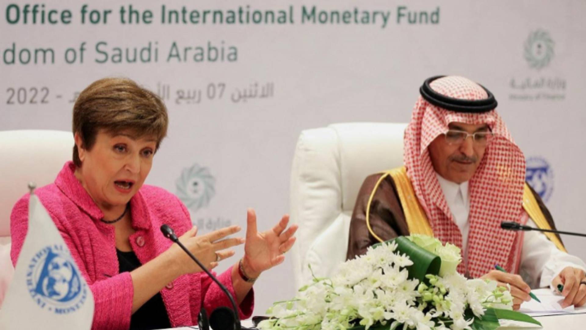 كريستالينا غورغييفا ووزير المالية السعودي محمد بن عبدالله الجدعان خلال مؤتمر في الرياض