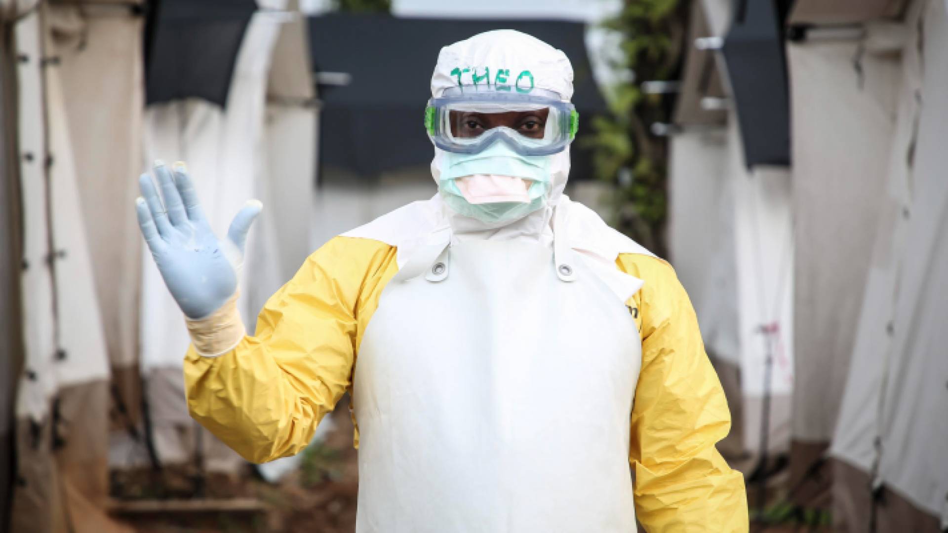 أحد أفراد الطواقم الطبية