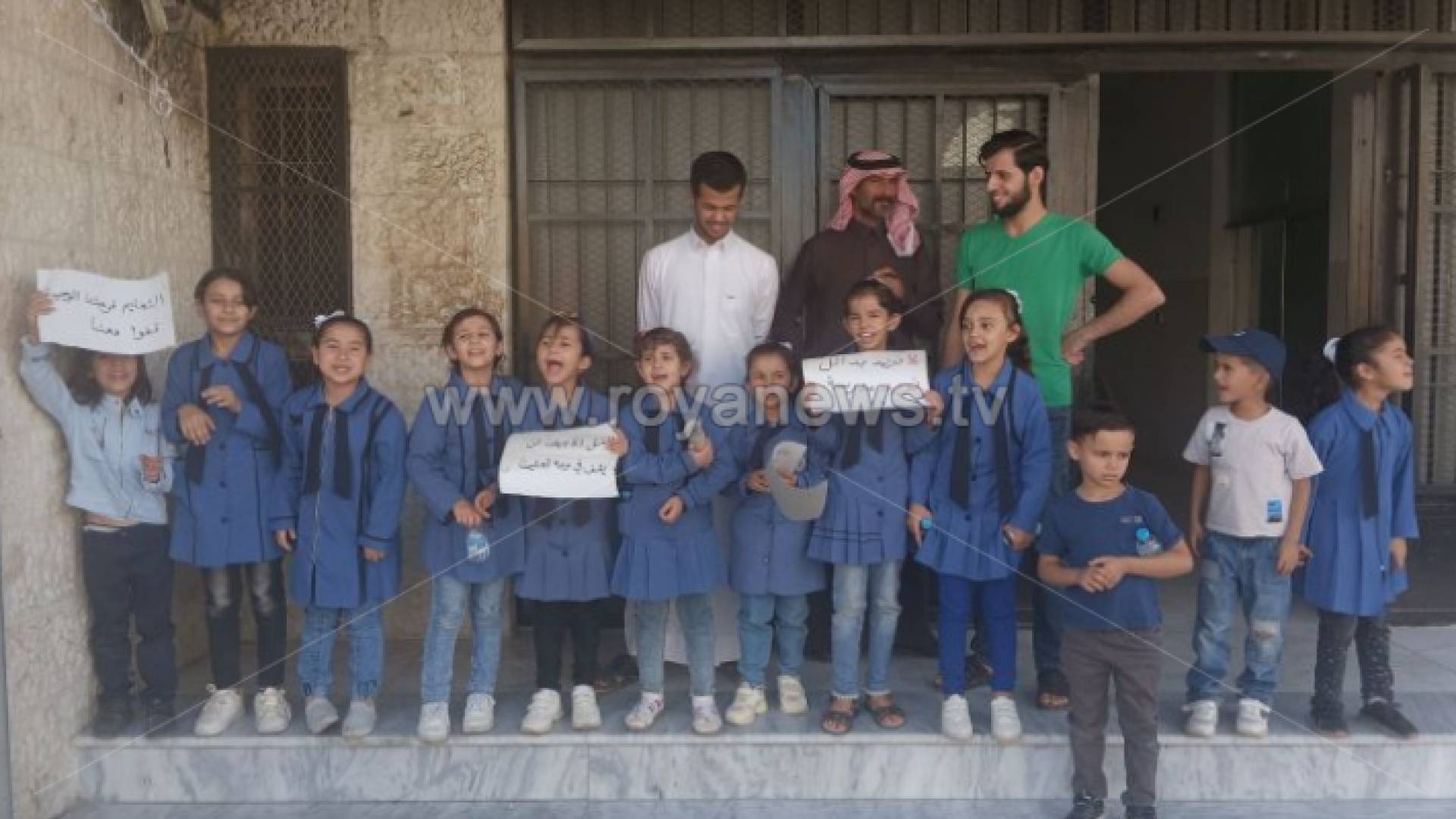 جانب من اعتصام الطلبة وأولياء الأمور