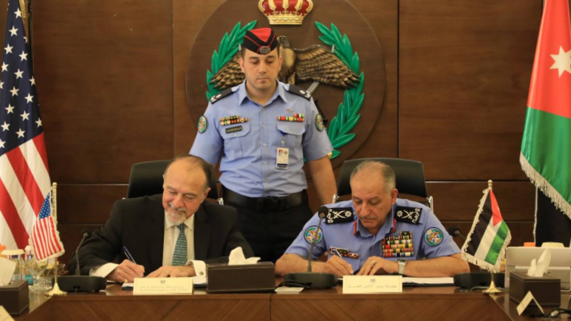 الصورة من توقيع الاتفاقية