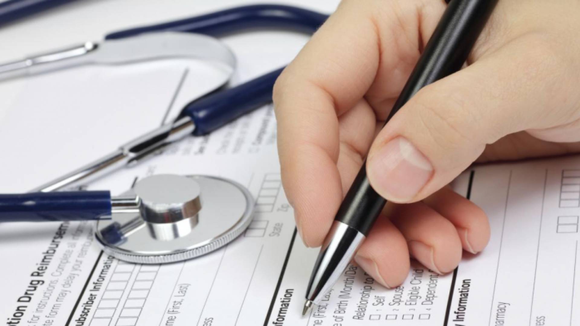 شخص يعبئ بياناته لغايات التأمين الصحي