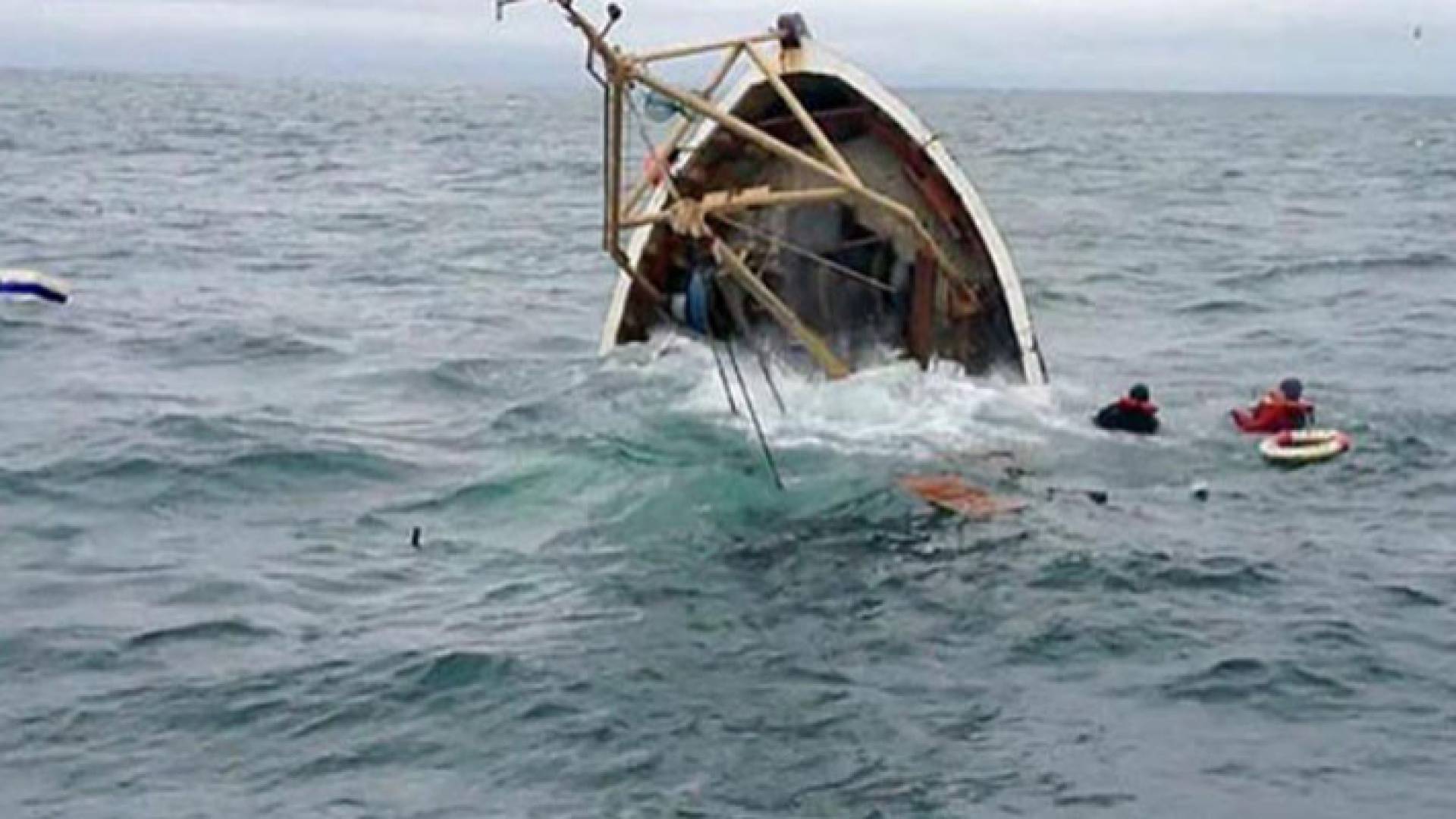 صورة تعبيرية لغرق قارب في أحد البحار