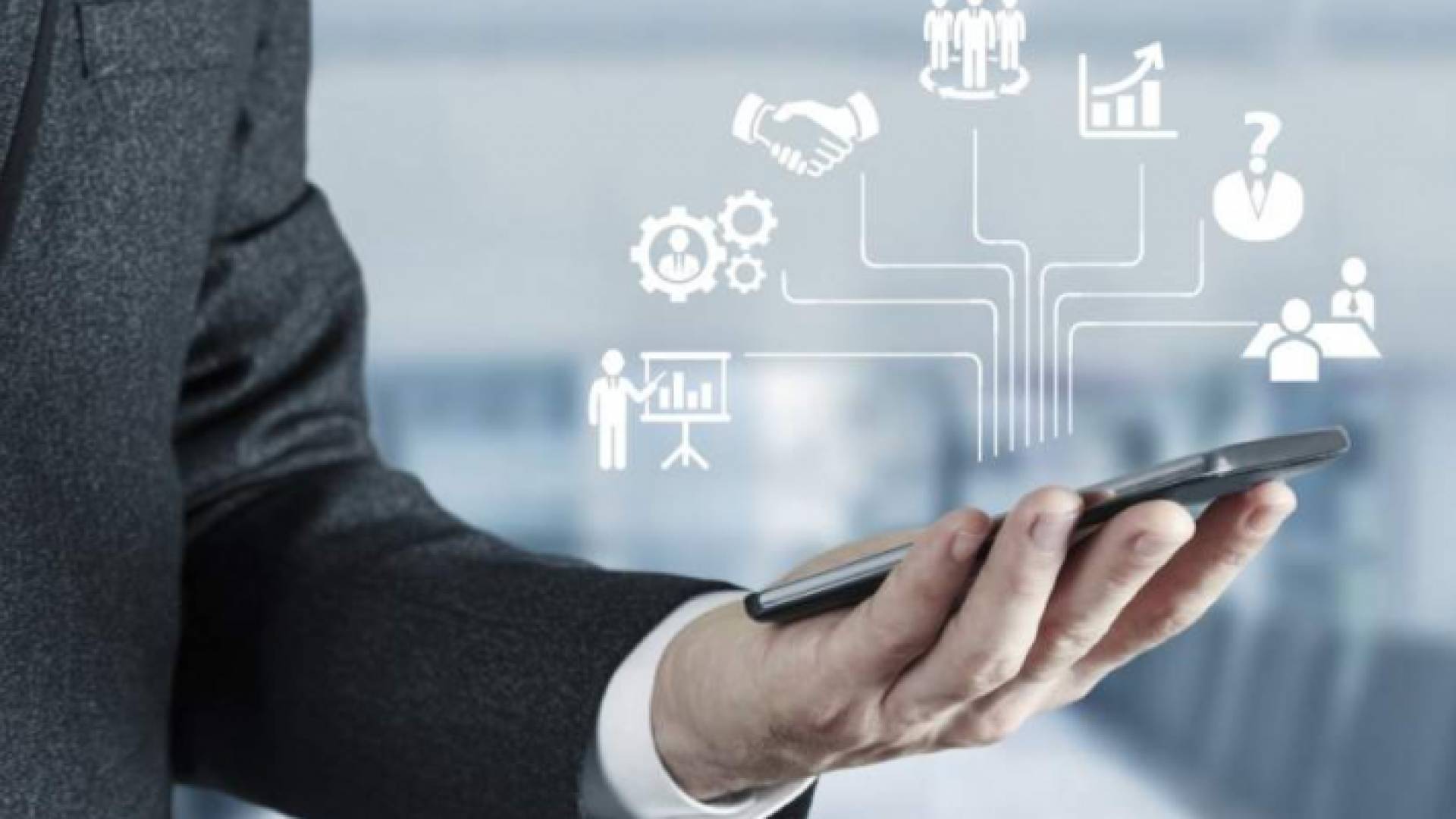 صورة تعبيرية لشخص يحمل جهازا خلويا