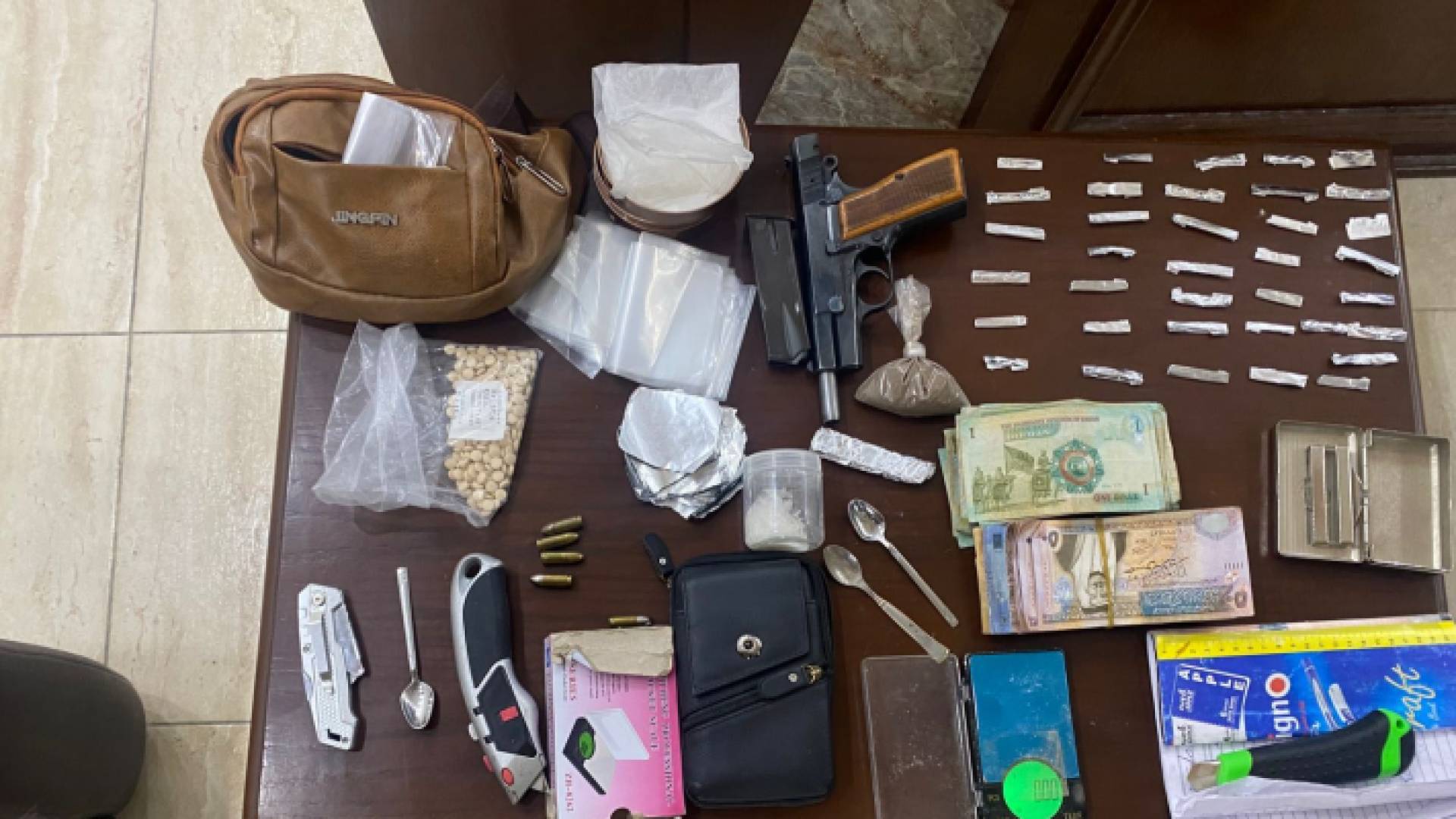 مضبوطات بحوزة مروجي المخدرات الذي تم ضبطهما