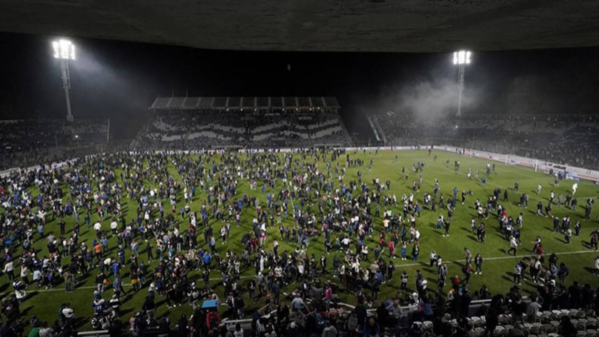 جانب من أحداث الشغب في مباراة بوكا جونيورز وخيمناسيا اي إسغريما